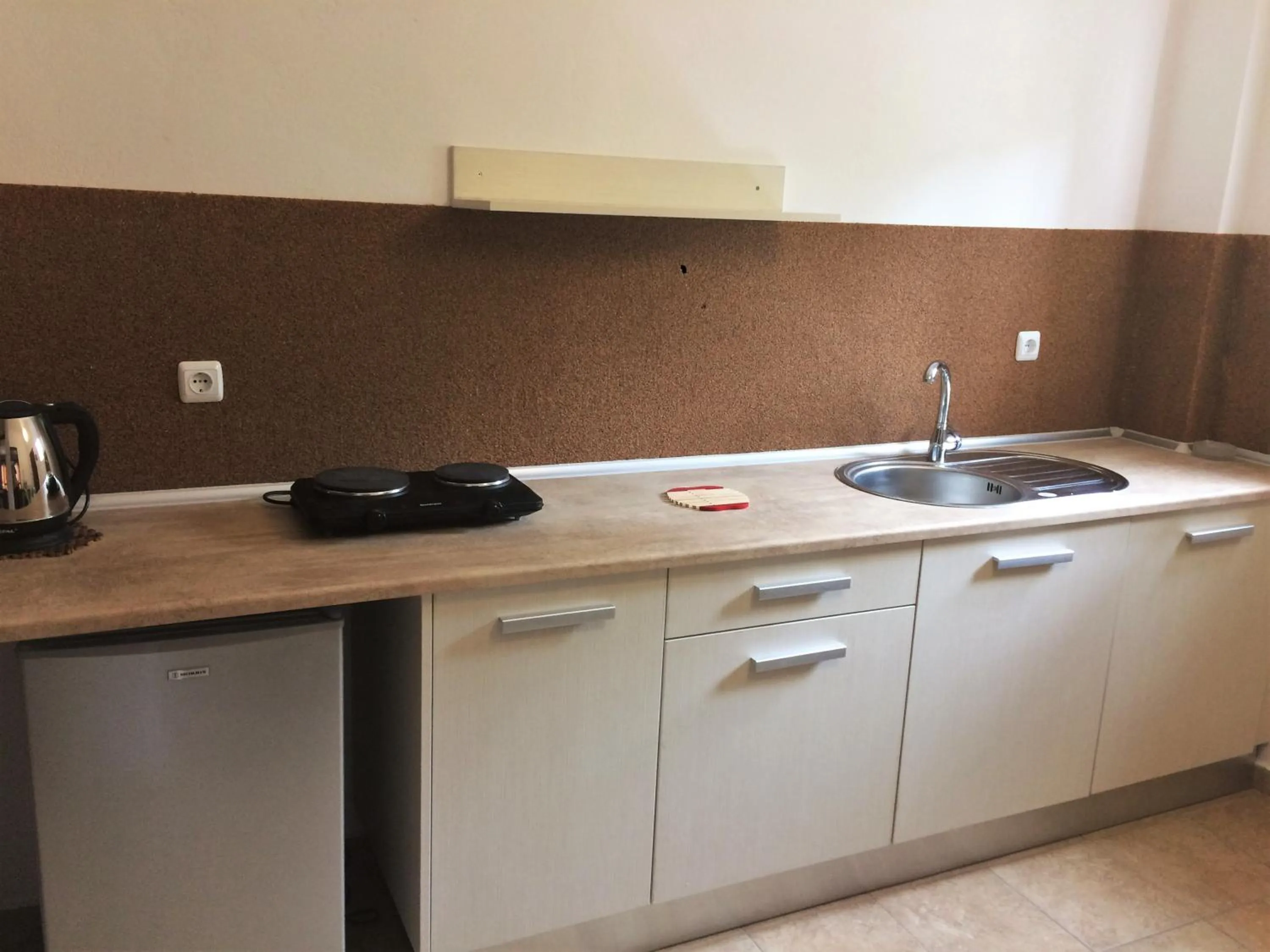 Kitchen or kitchenette in Captains Studios & Apartments