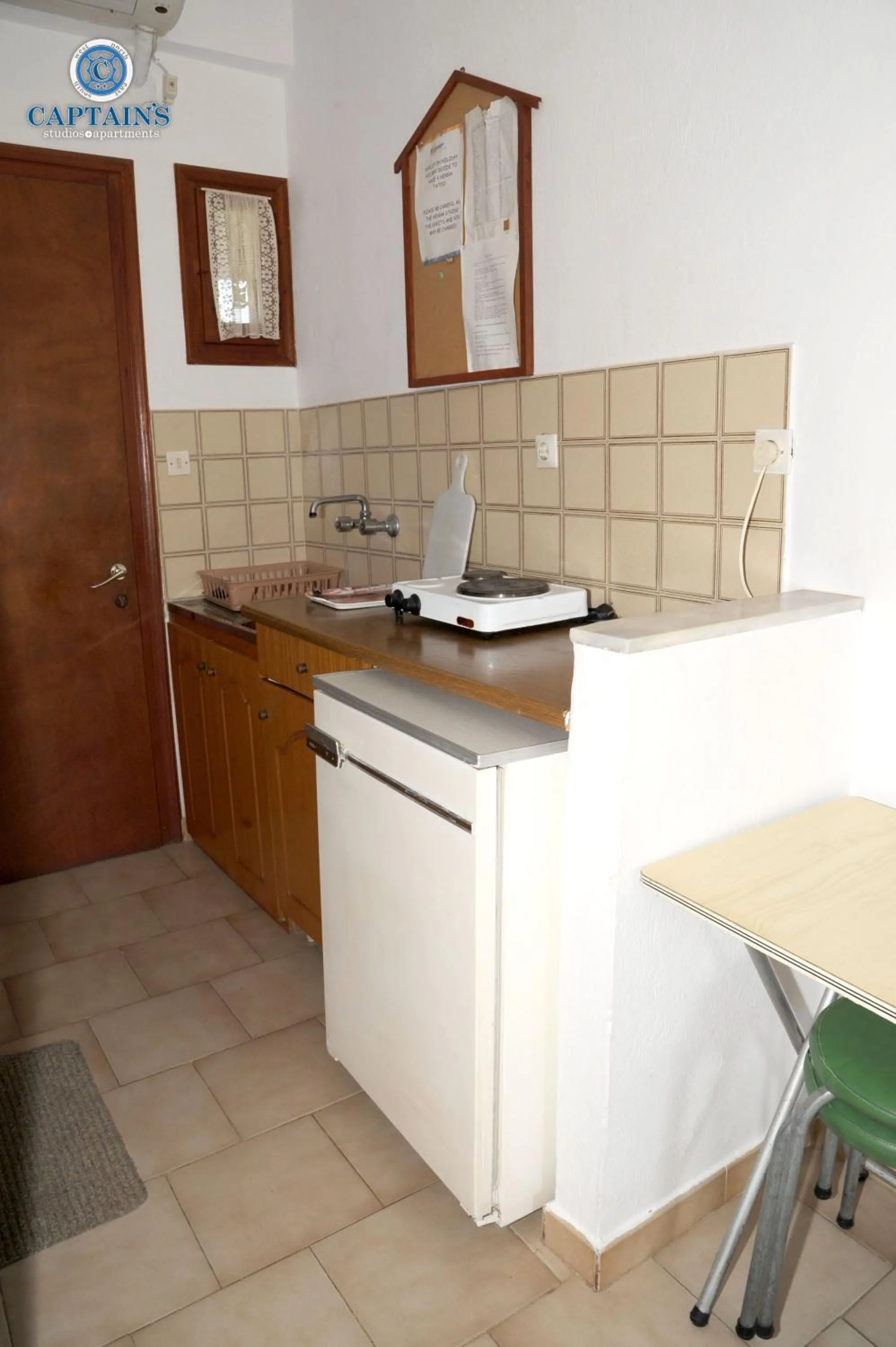 Kitchen or kitchenette in Captains Studios & Apartments