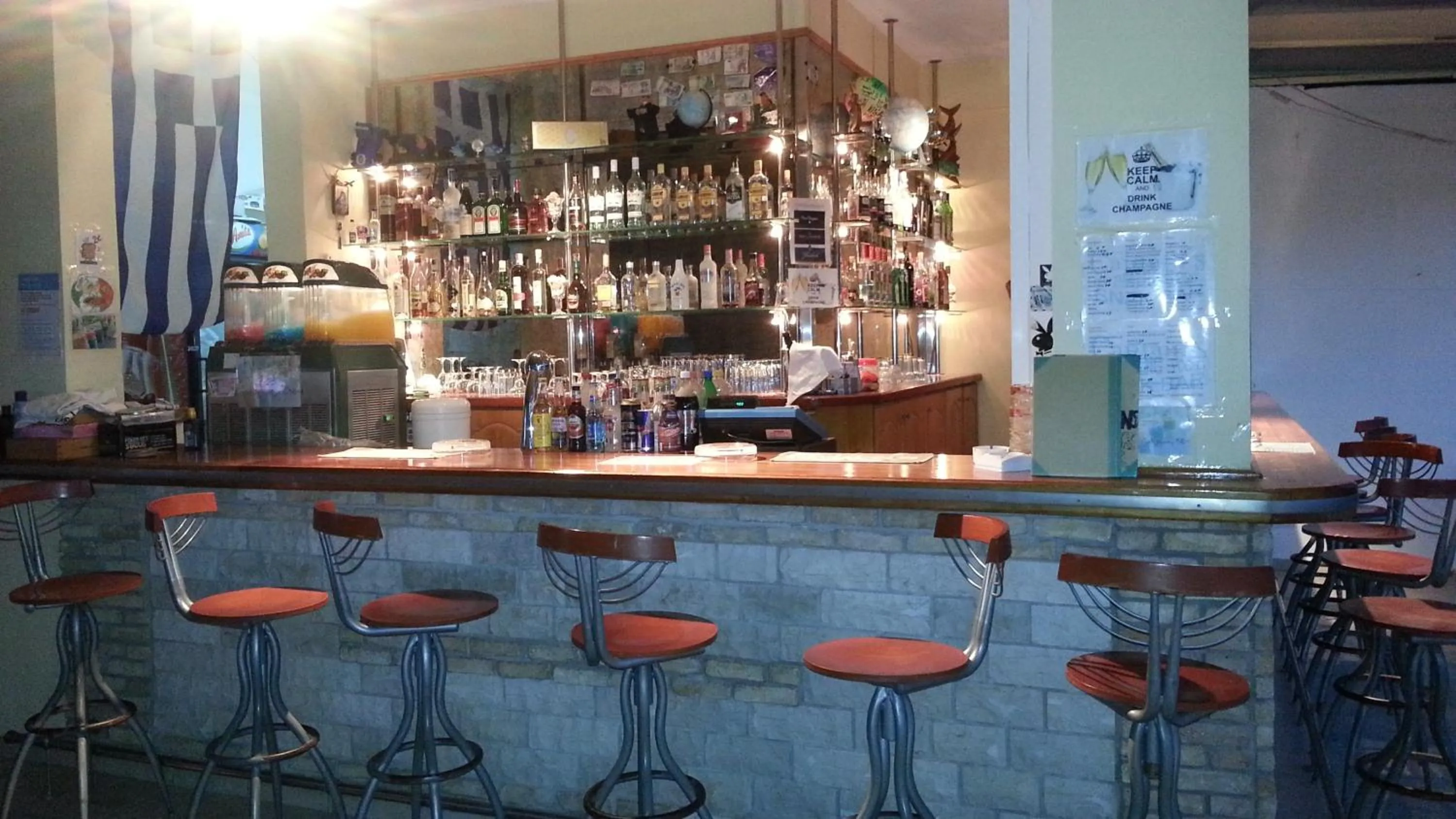 Restaurant/places to eat in Captains Studios & Apartments