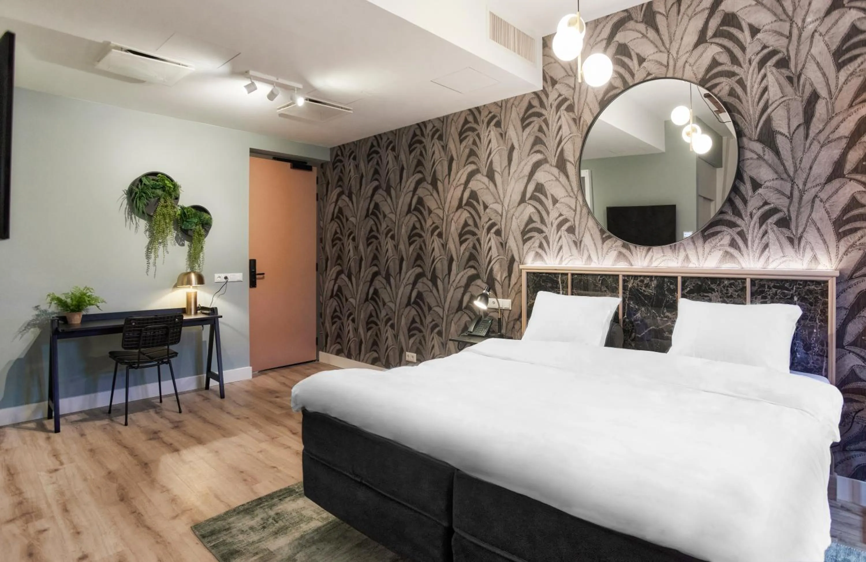 Photo of the whole room, Bed in Hotel Botanique Breda