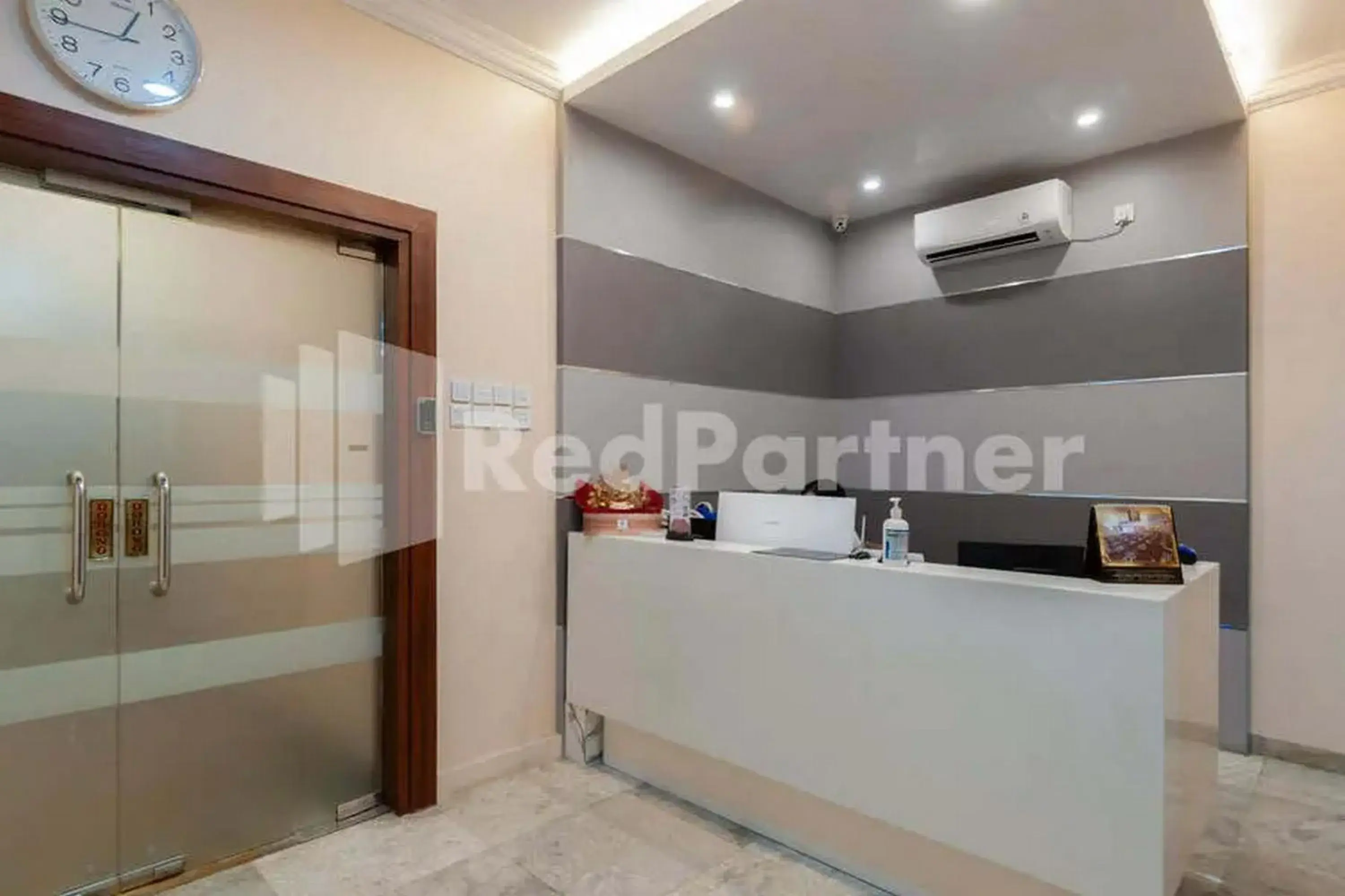 Lobby or reception in Selecta Hotel Medan Petisah R Signature Mitra RedDoorz Lobby or reception in Selecta Hotel Medan Petisah R Signature Mitra RedDoorz