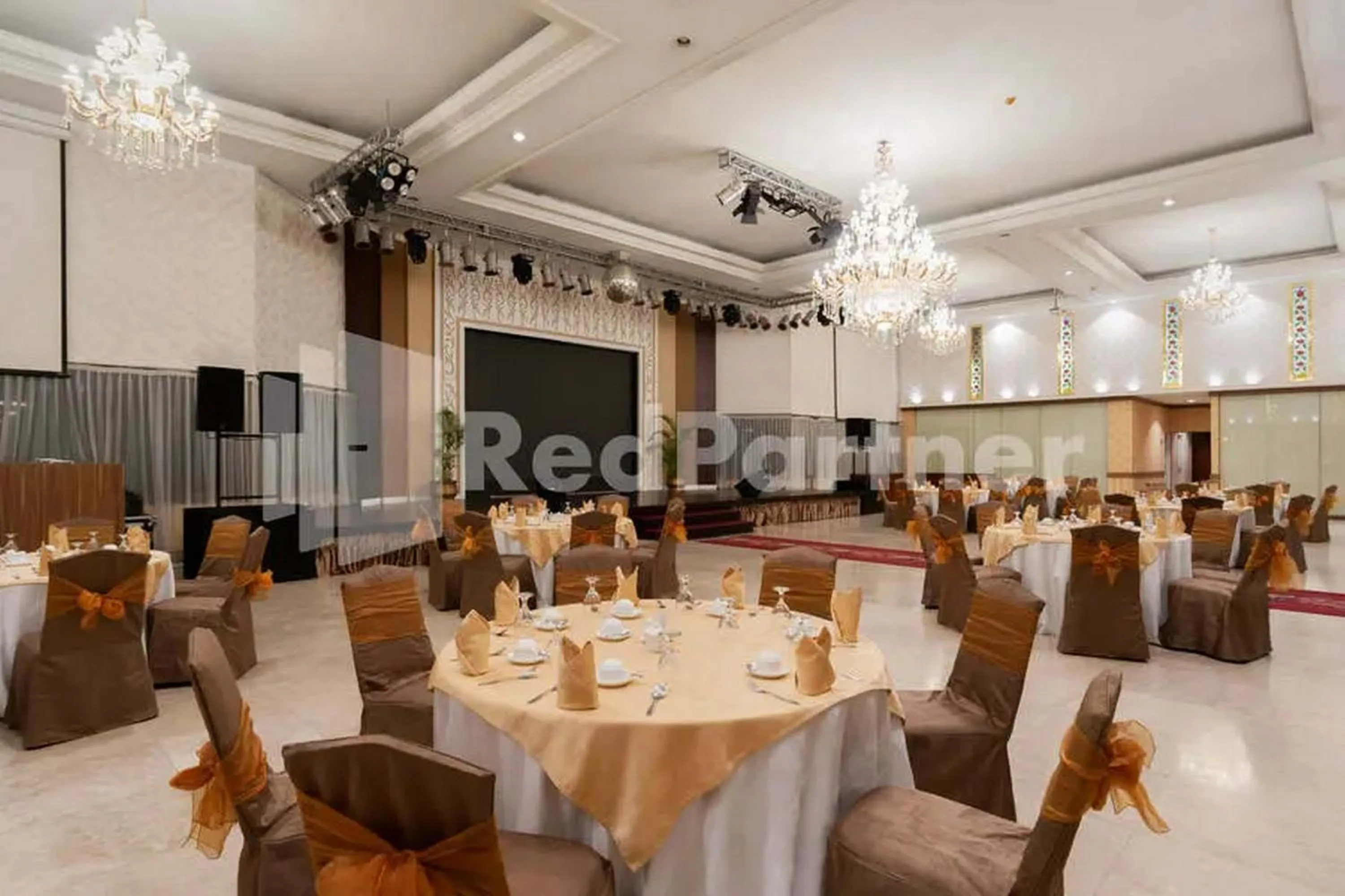 Dining area in Selecta Hotel Medan Petisah R Signature Mitra RedDoorz