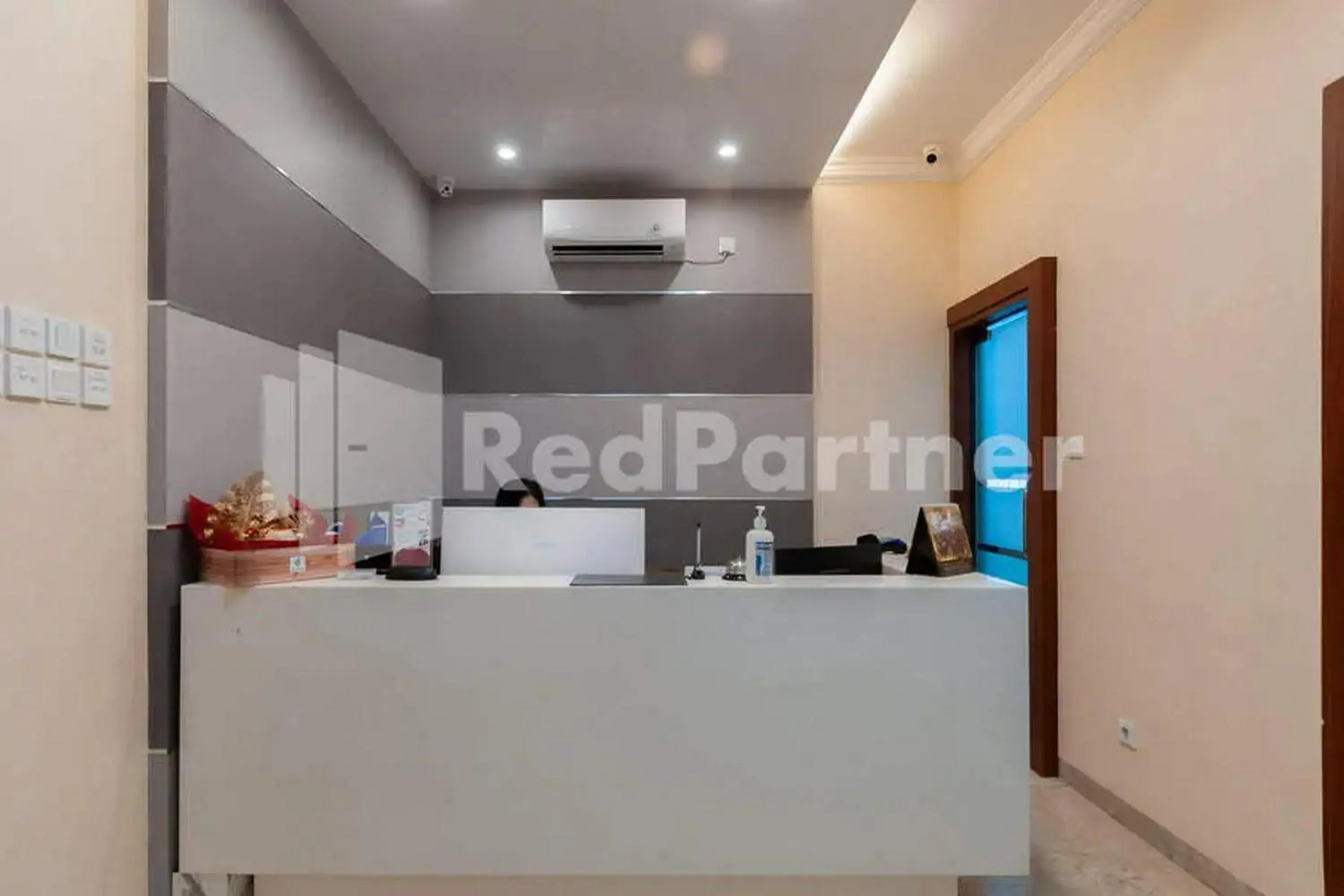 Lobby or reception in Selecta Hotel Medan Petisah R Signature Mitra RedDoorz Lobby or reception in Selecta Hotel Medan Petisah R Signature Mitra RedDoorz