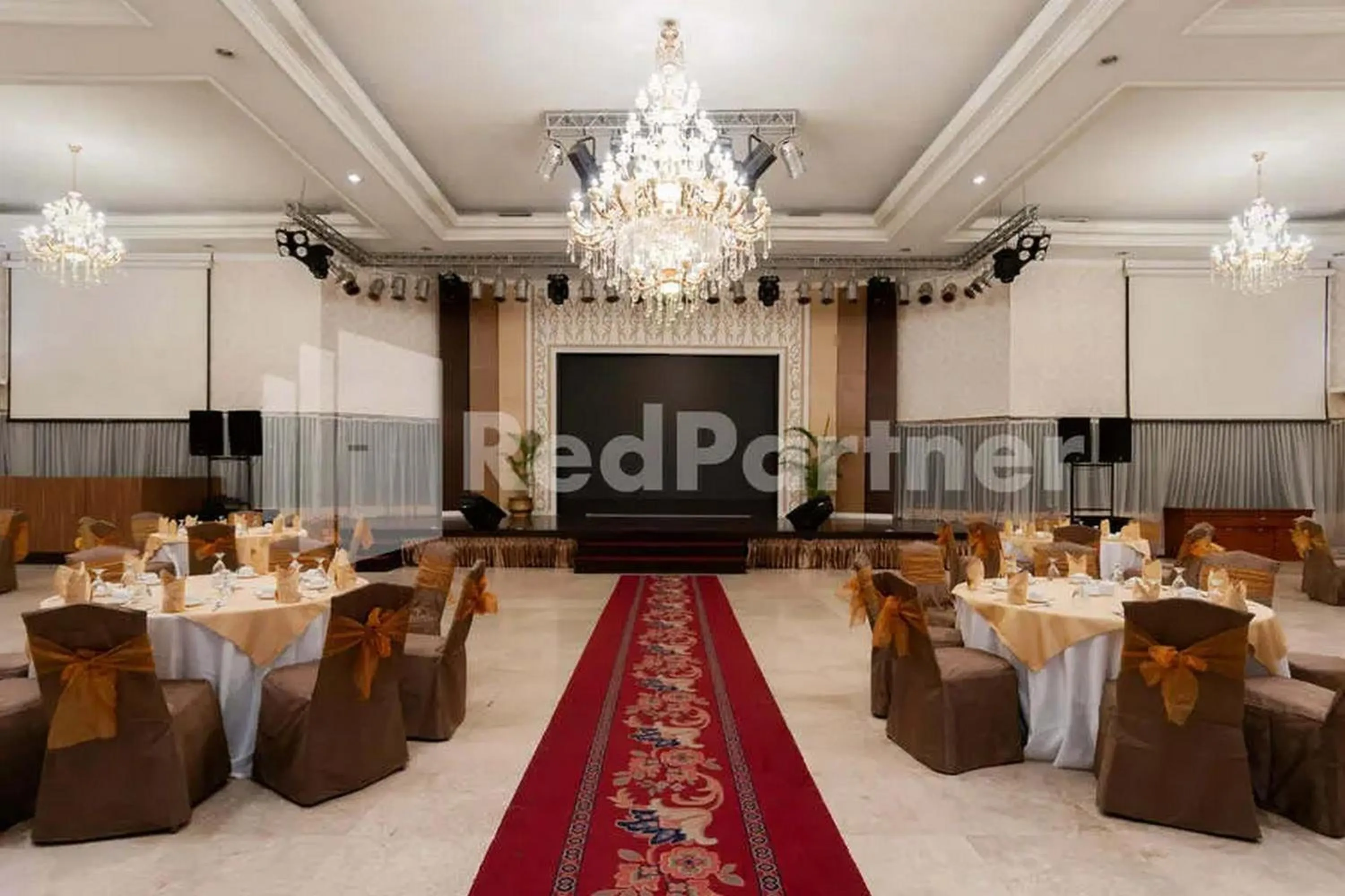 Dining area in Selecta Hotel Medan Petisah R Signature Mitra RedDoorz