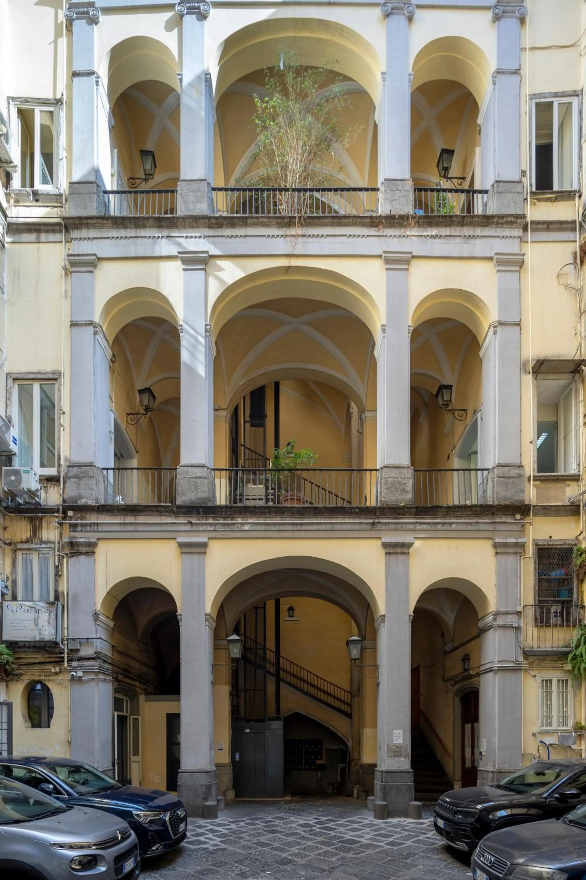 Inner courtyard view in Napolit'amo Hotel Principe