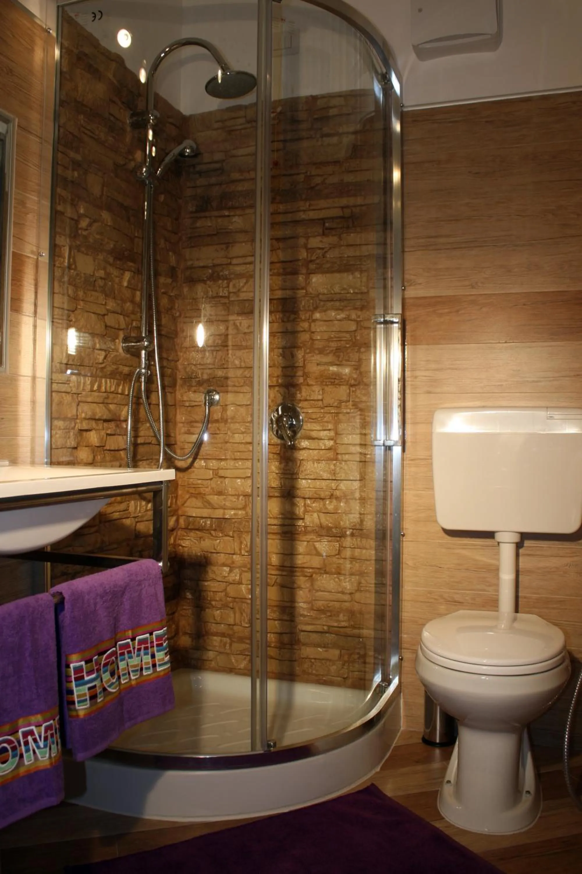 Shower in Shelisa B&B