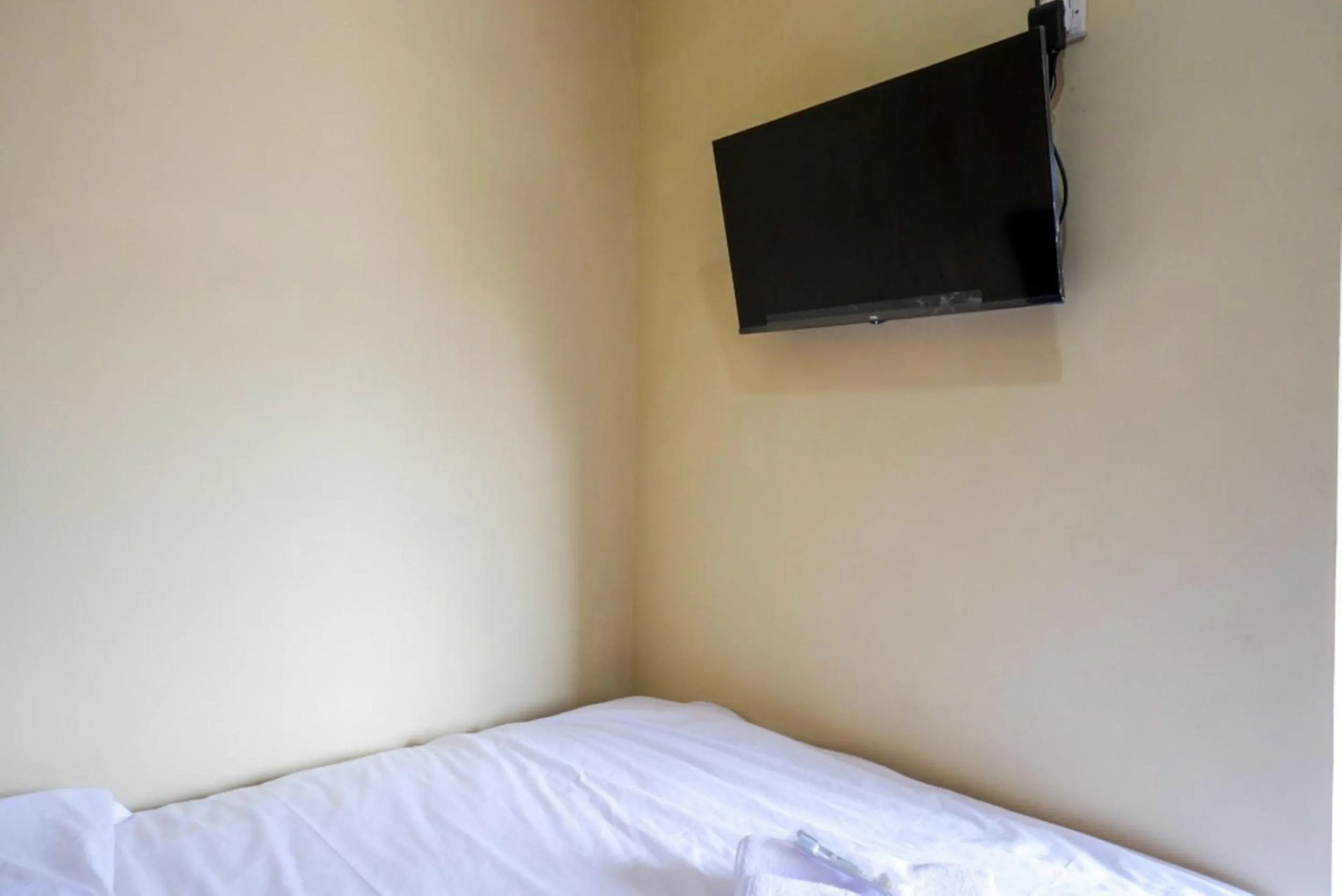 Bedroom, Bed in Urbanview Hotel Telu Wolu Monjali by RedDoorz