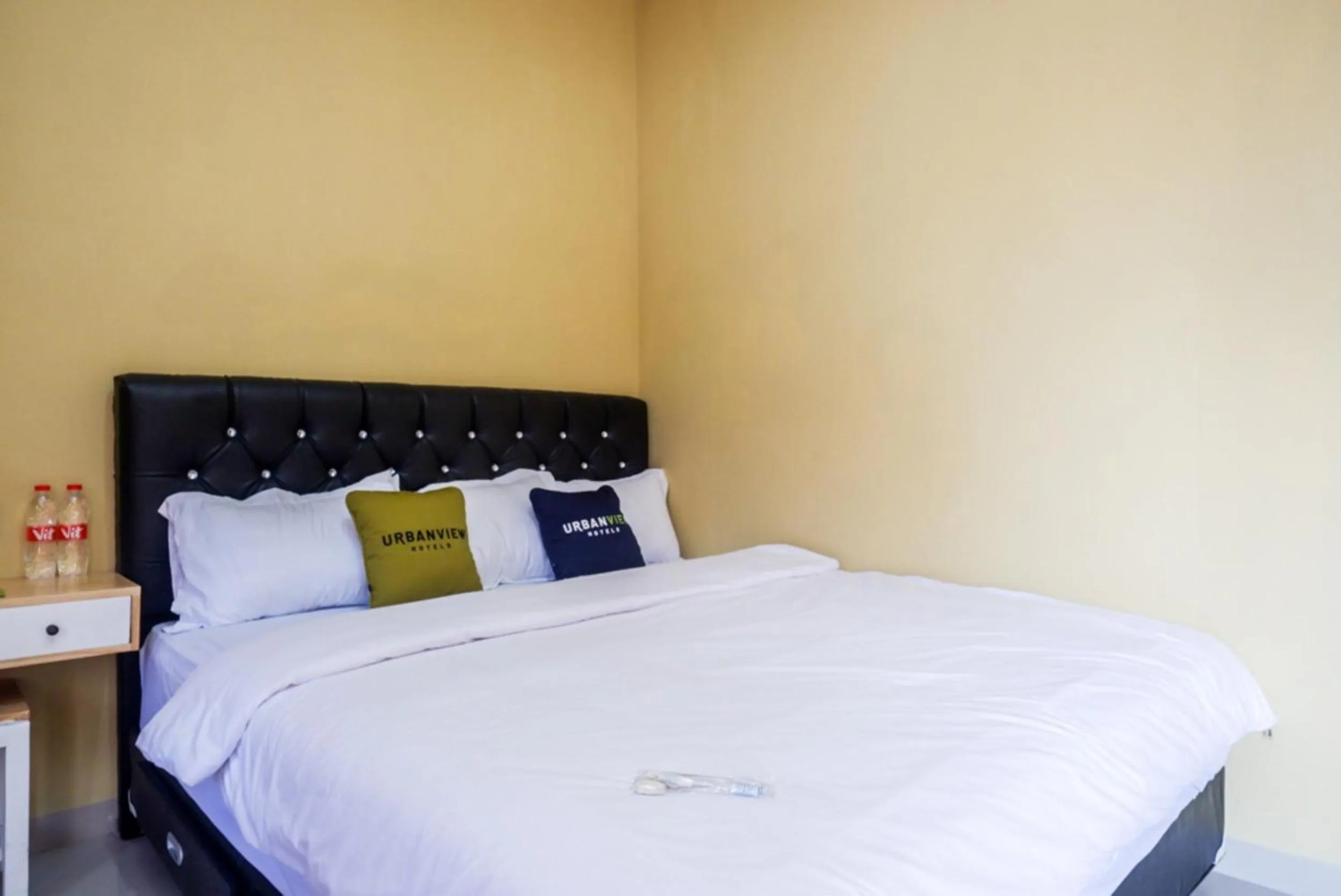 Bedroom, Bed in Urbanview Hotel Telu Wolu Monjali by RedDoorz