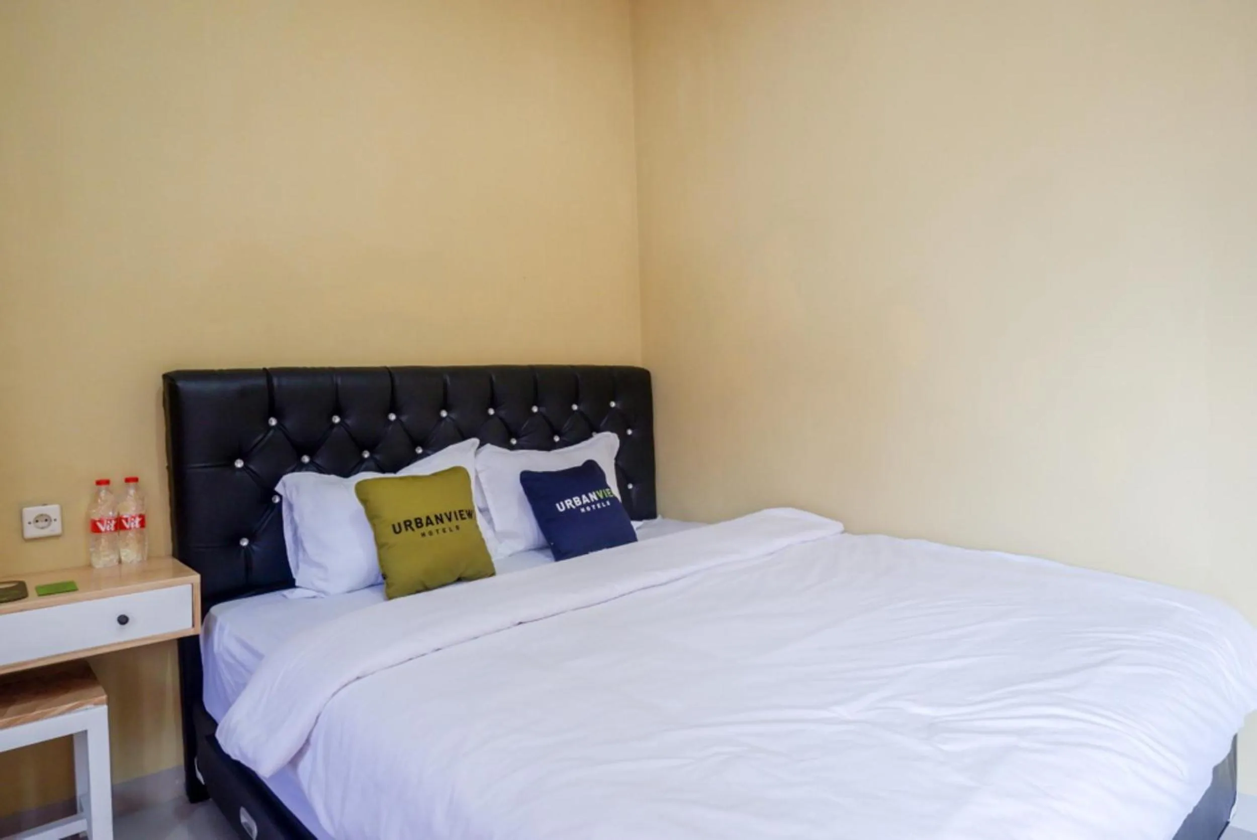 Bedroom, Bed in Urbanview Hotel Telu Wolu Monjali by RedDoorz