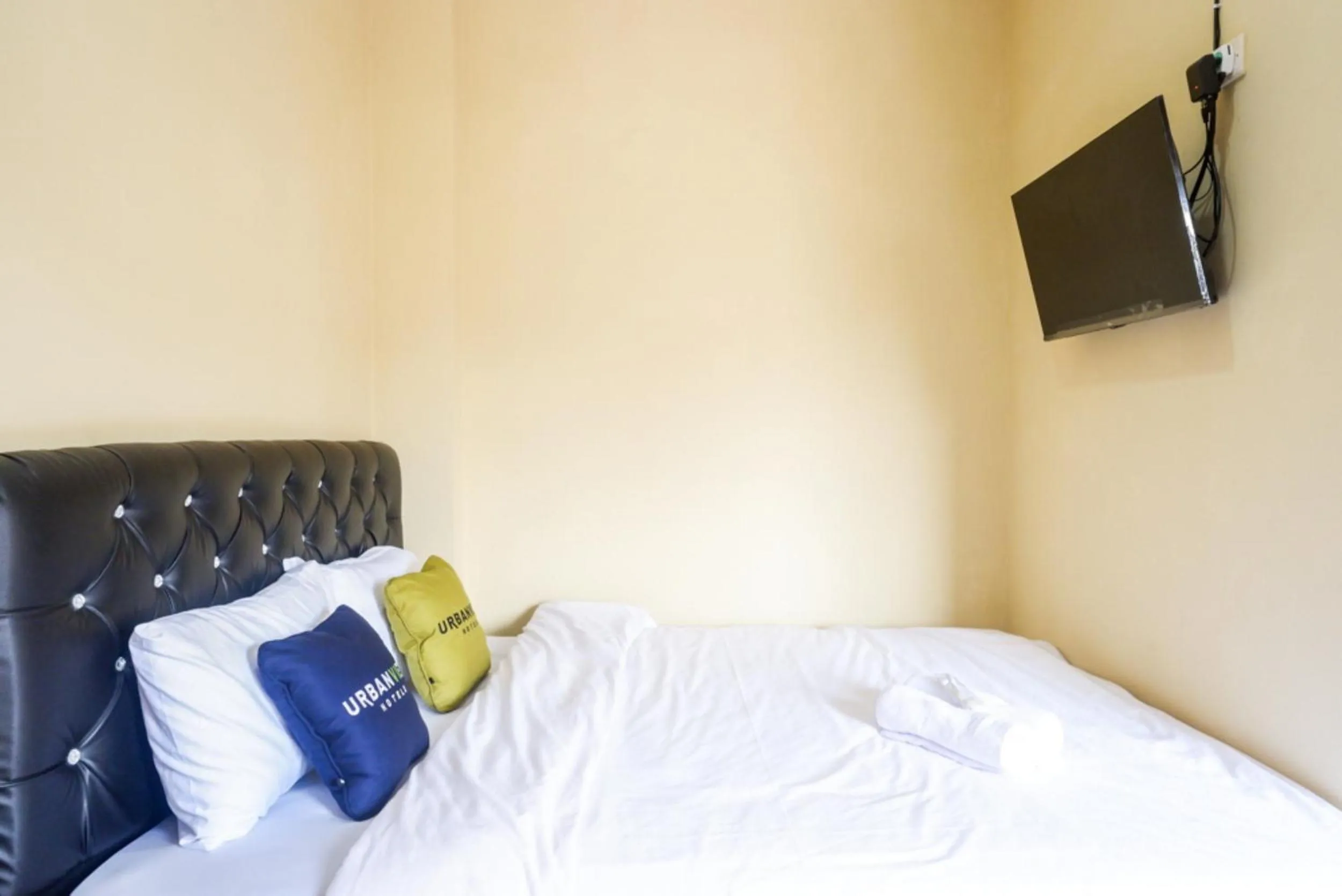 Bedroom, Bed in Urbanview Hotel Telu Wolu Monjali by RedDoorz