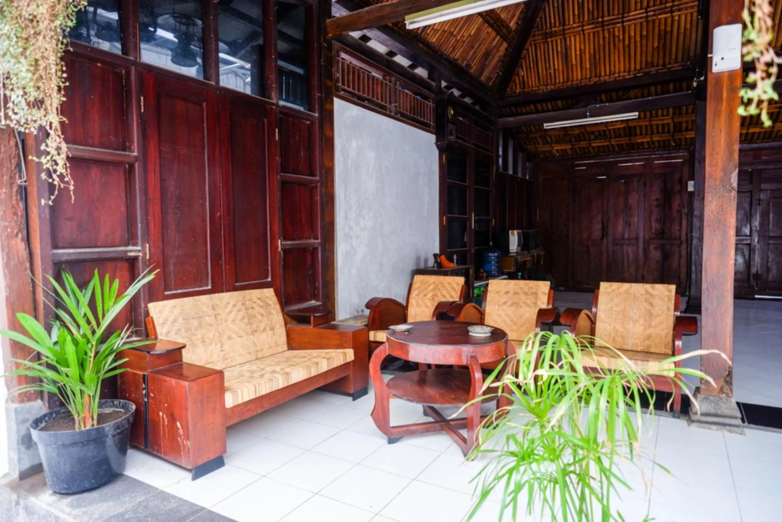 Lobby or reception in Urbanview Hotel Telu Wolu Monjali by RedDoorz