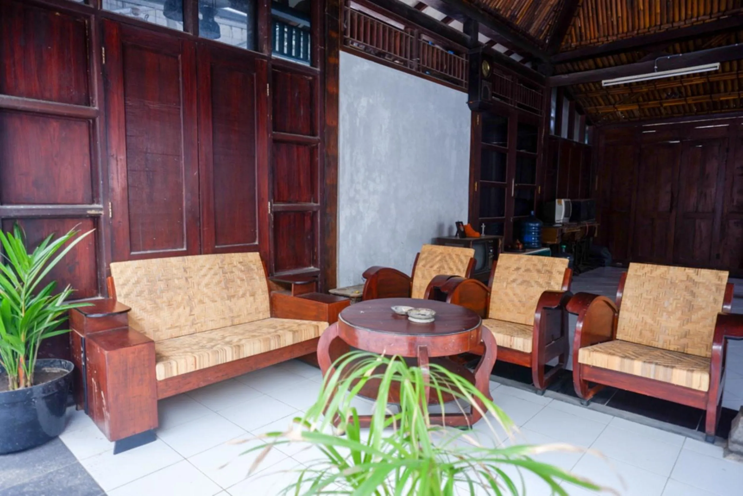 Seating area in Urbanview Hotel Telu Wolu Monjali by RedDoorz