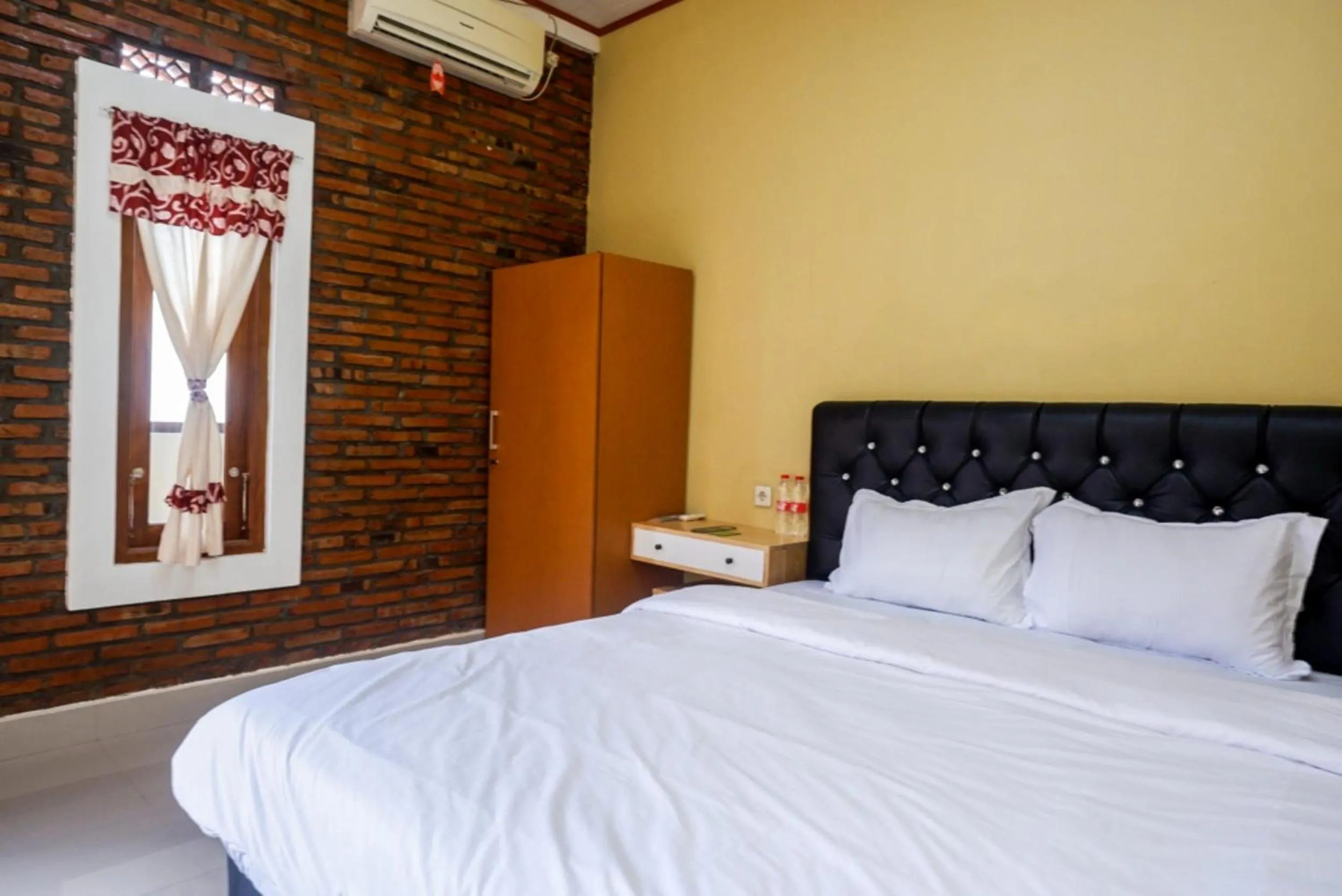 Bedroom, Bed in Urbanview Hotel Telu Wolu Monjali by RedDoorz