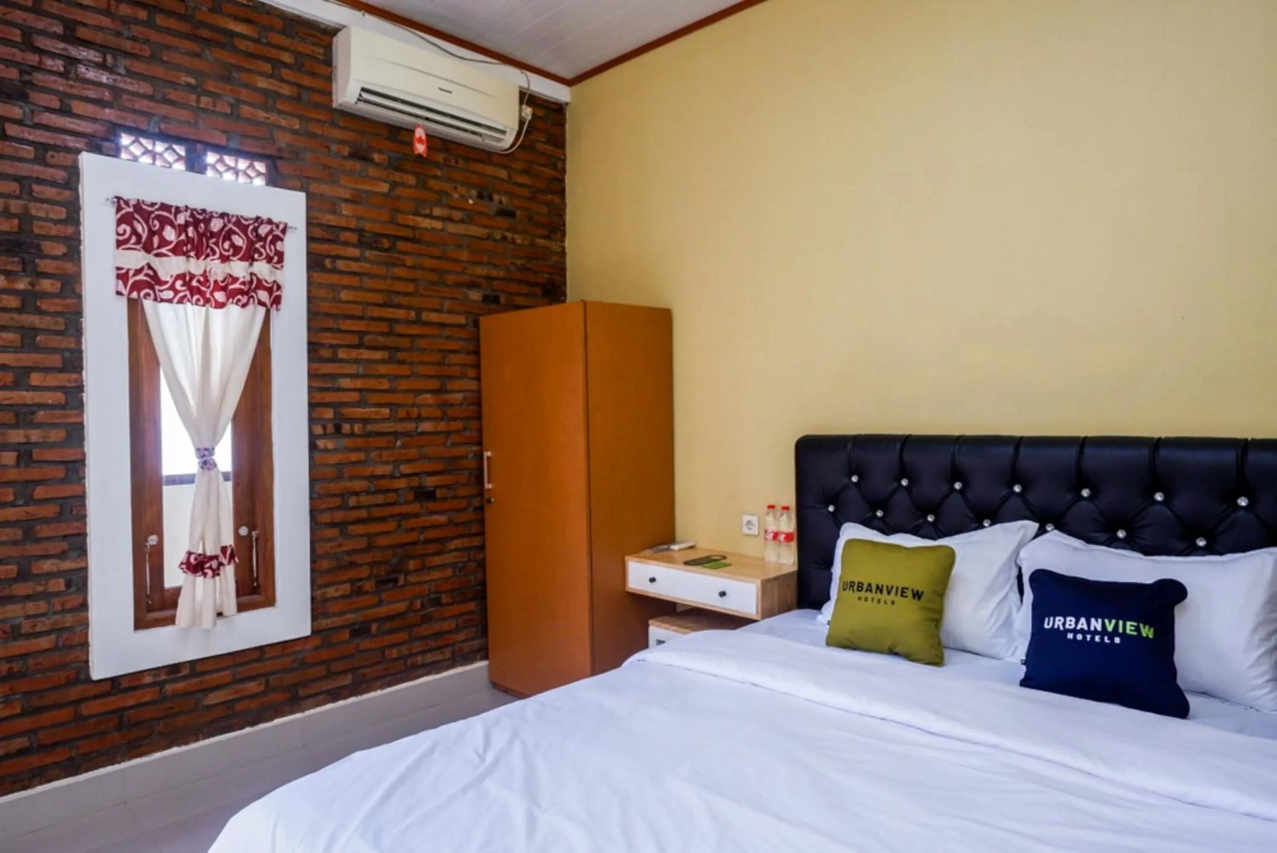 Bedroom, Bed in Urbanview Hotel Telu Wolu Monjali by RedDoorz