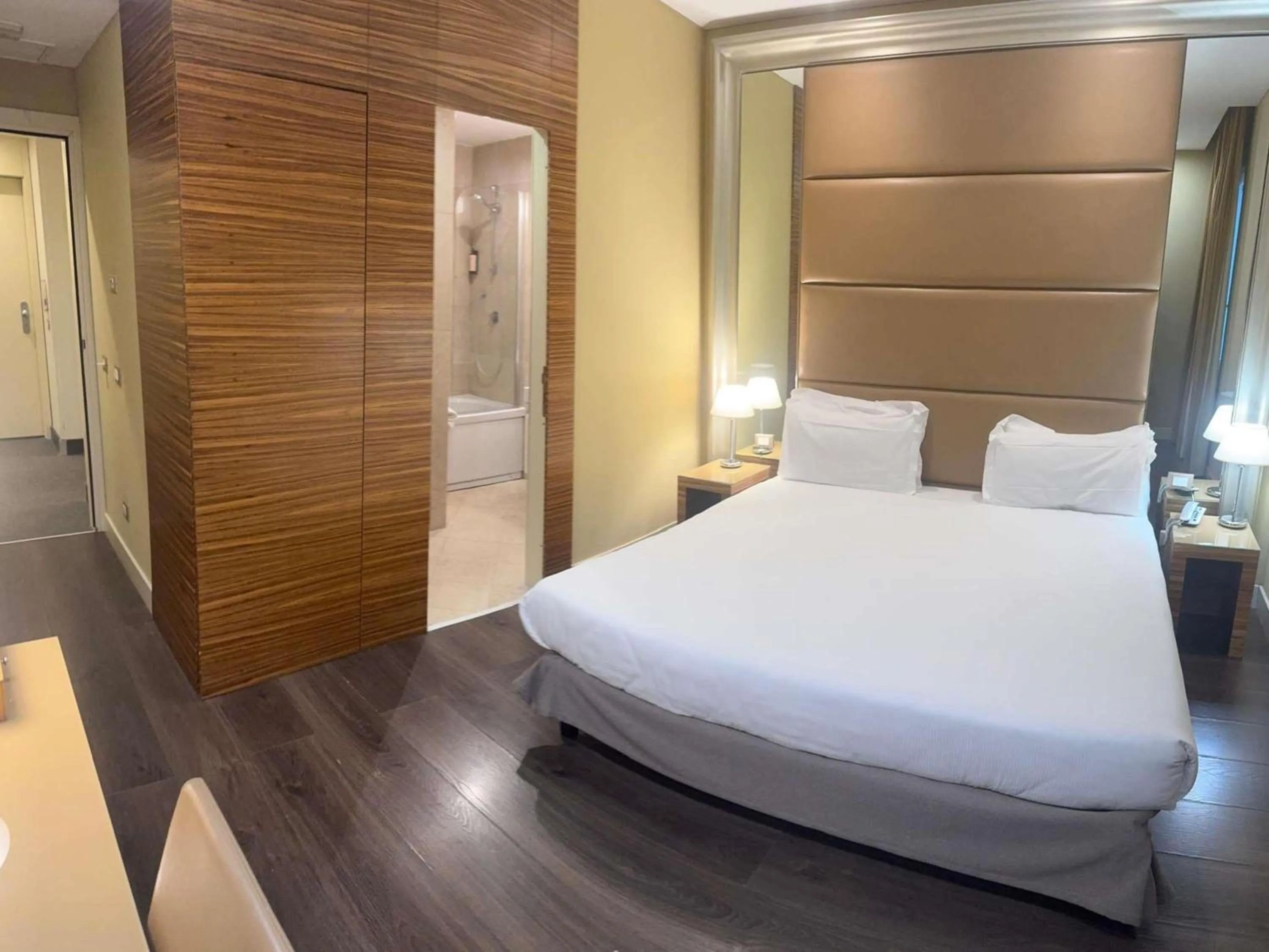 Bedroom, Bed in Mercure Roma Centro Saint John