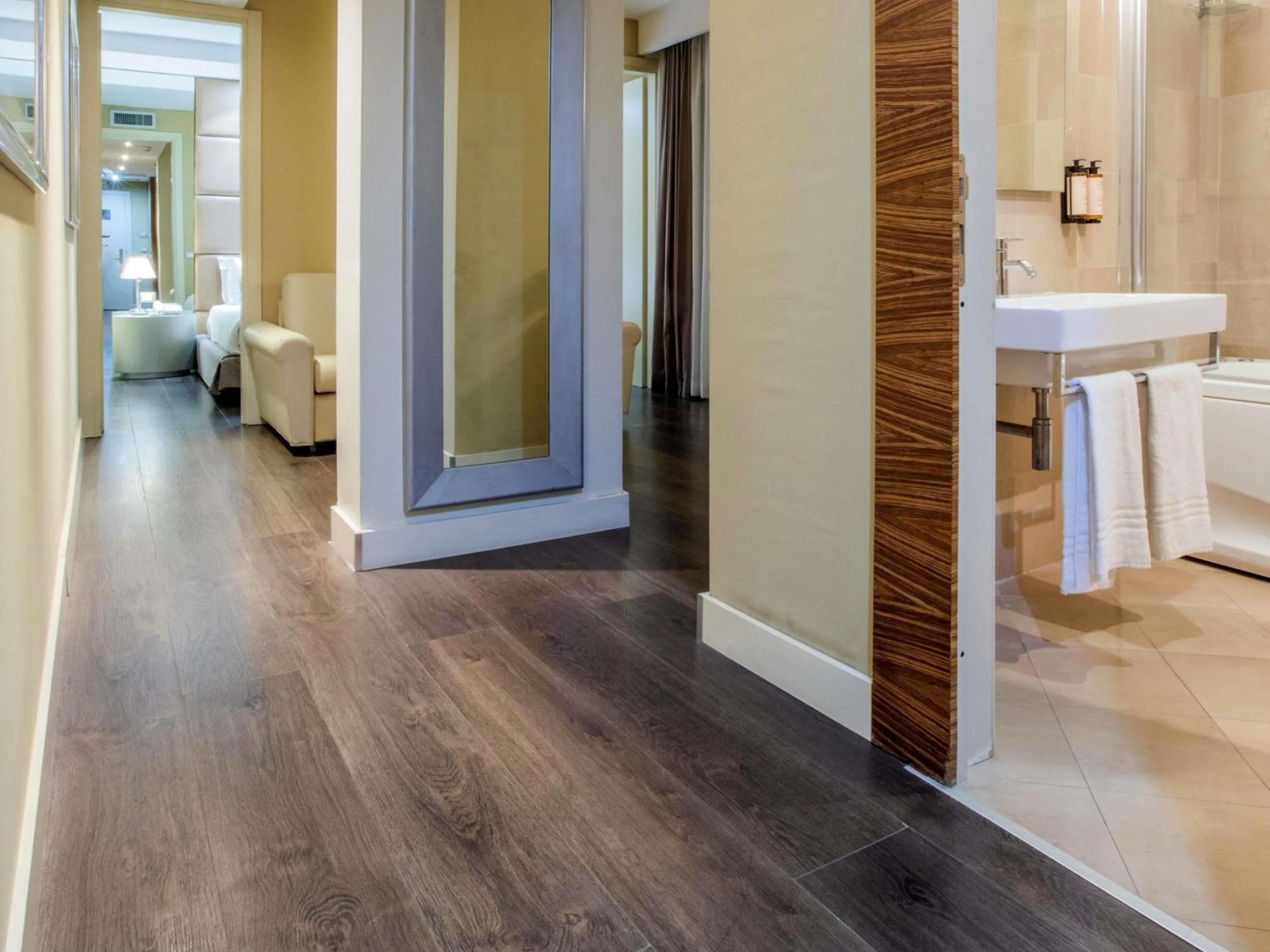 Bedroom in Mercure Roma Centro Saint John