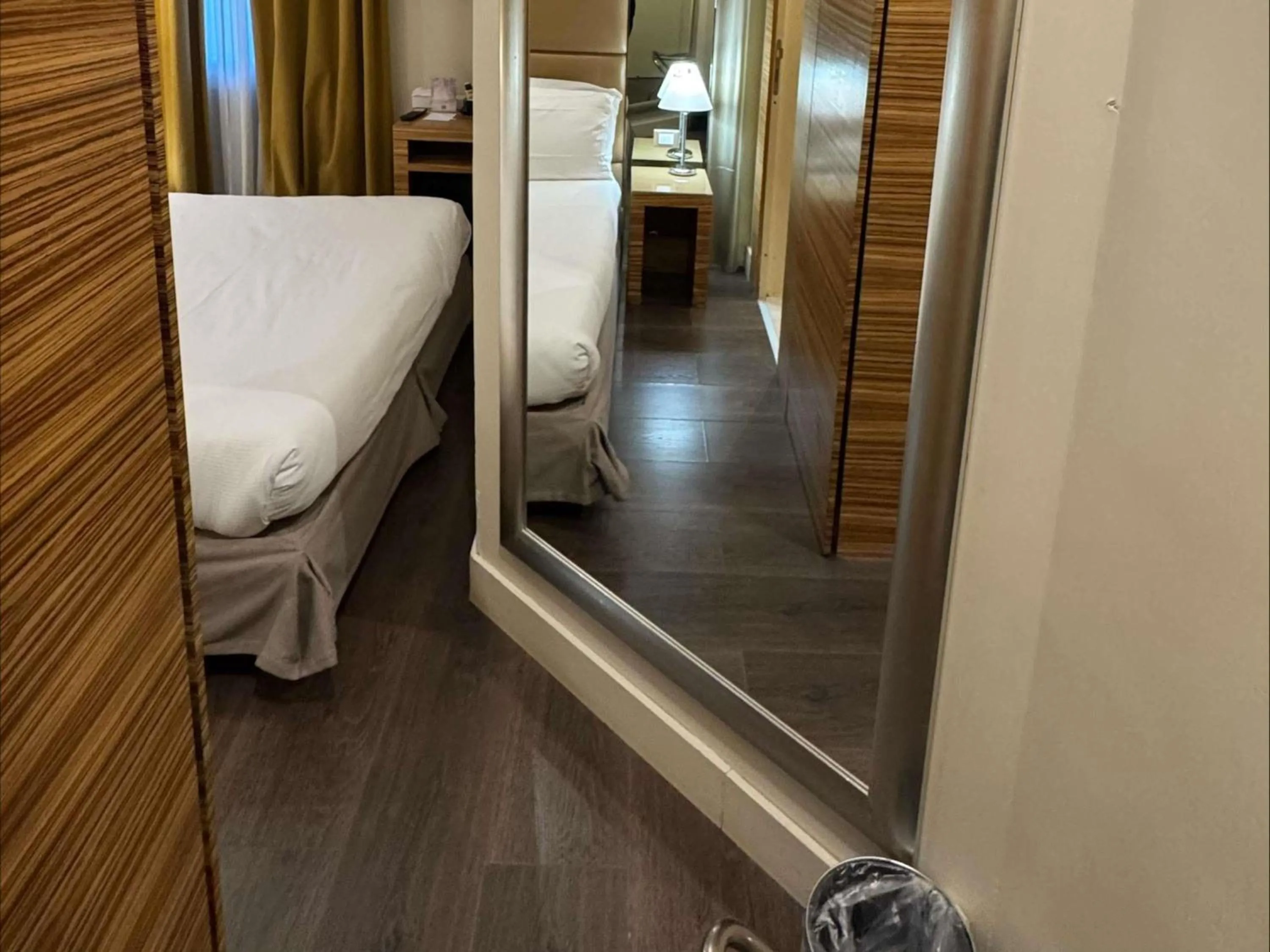 Bedroom, Bed in Mercure Roma Centro Saint John