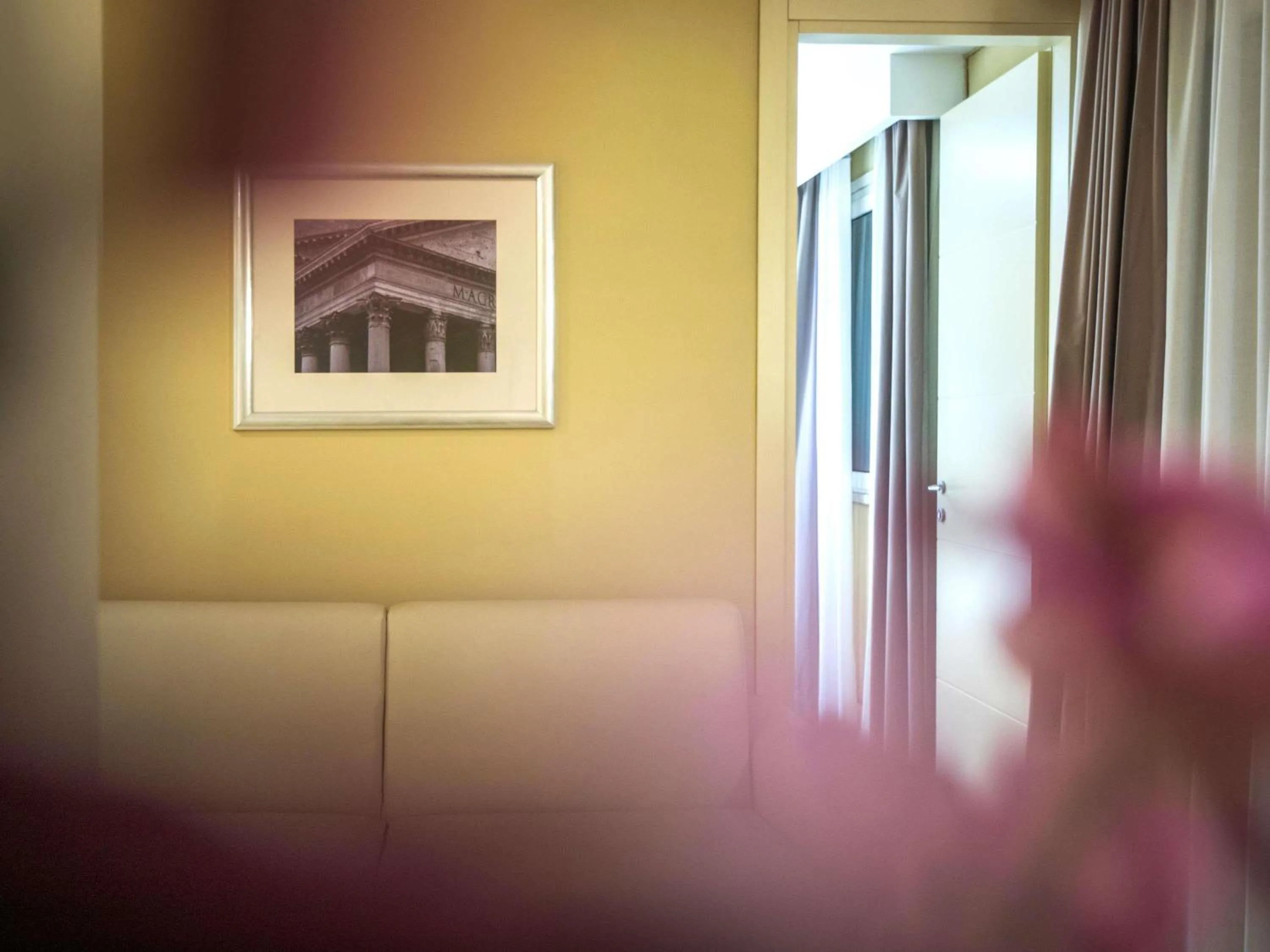 Bedroom in Mercure Roma Centro Saint John