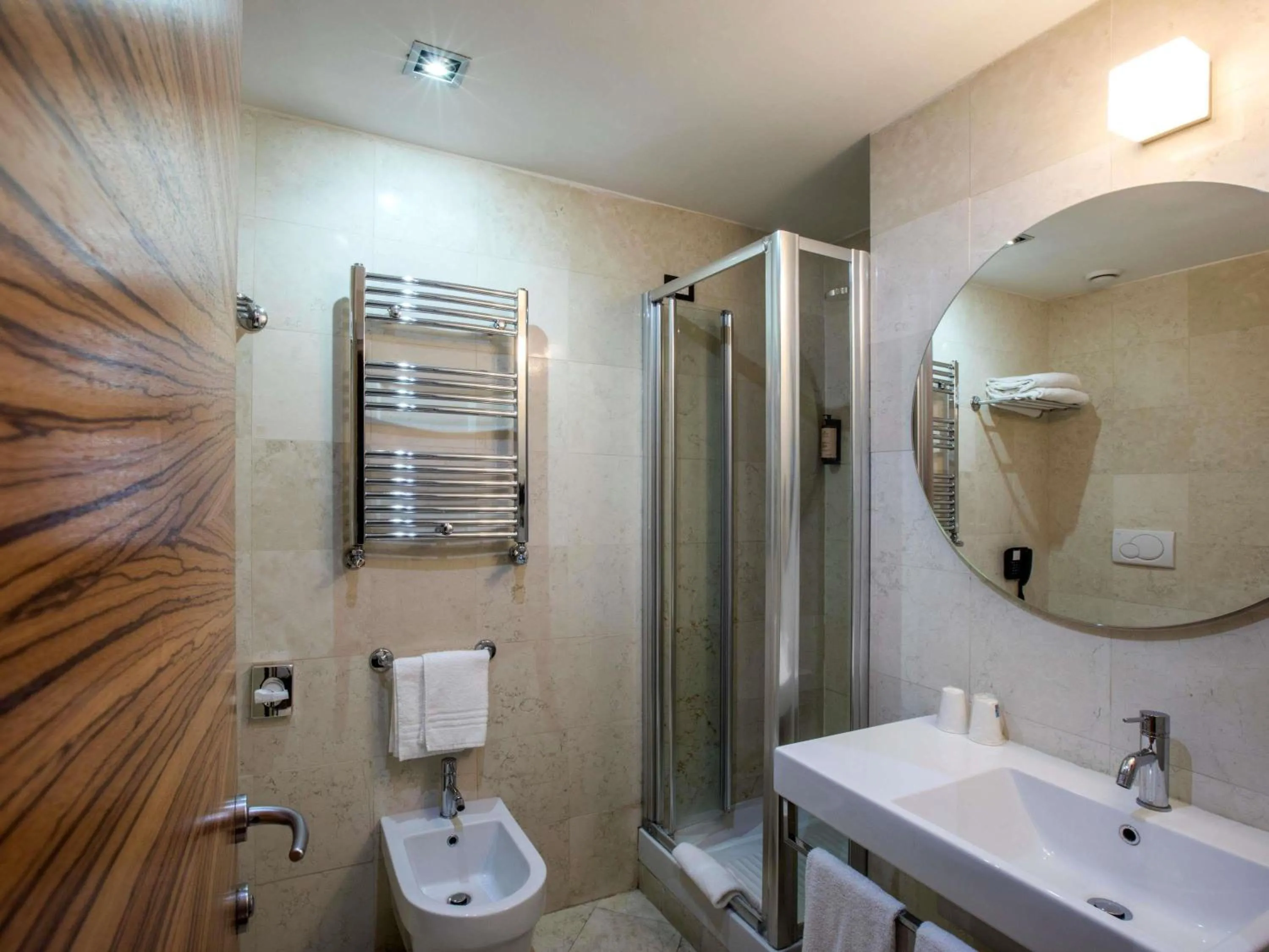 Bedroom in Mercure Roma Centro Saint John