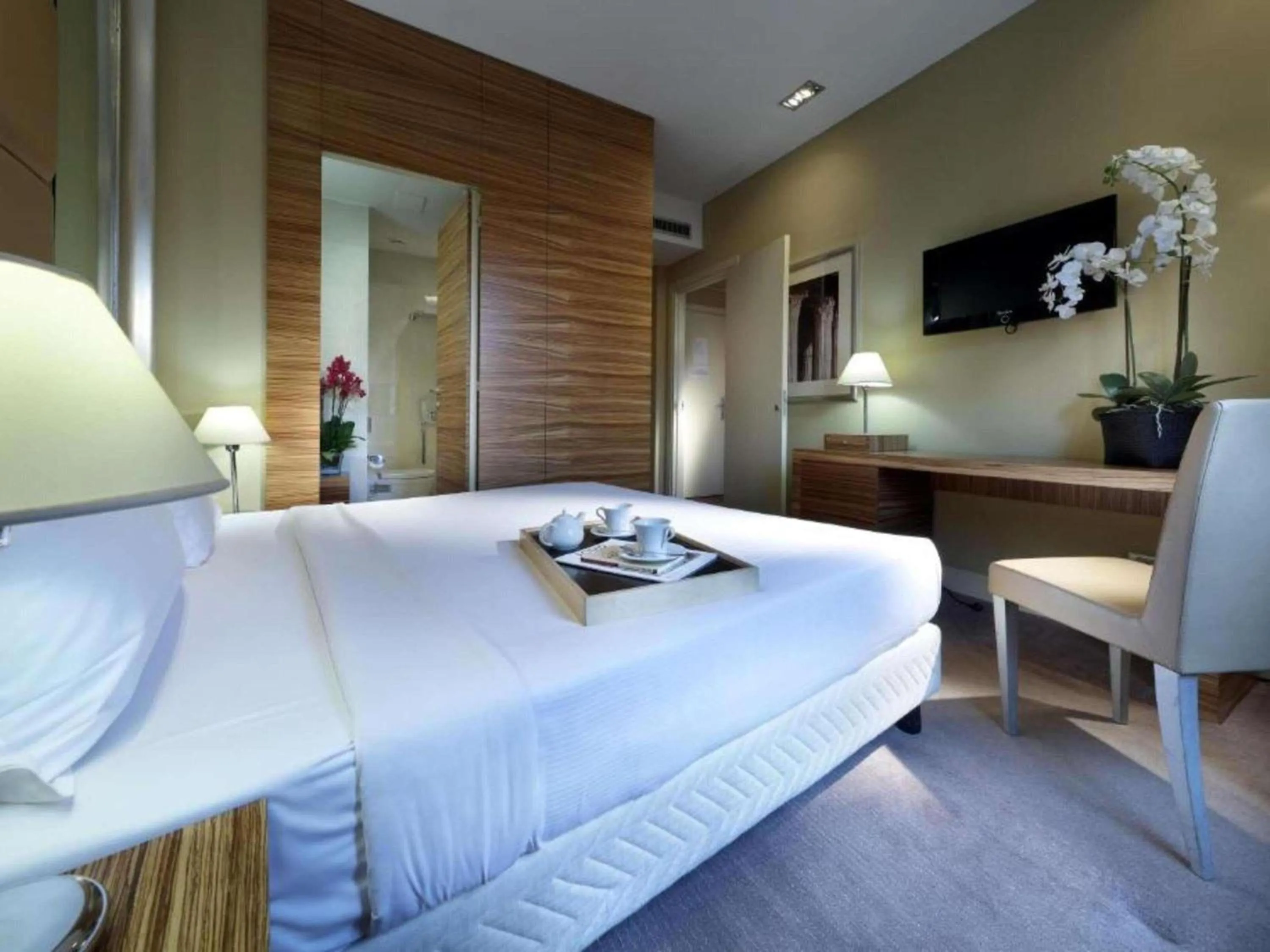 Bedroom, Bed in Mercure Roma Centro Saint John
