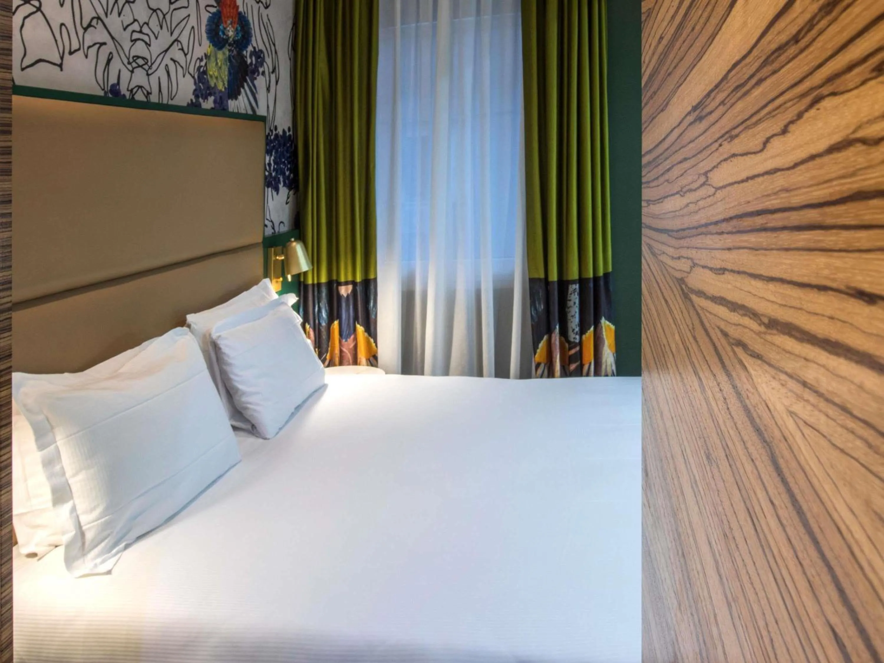 Bedroom, Bed in Mercure Roma Centro Saint John