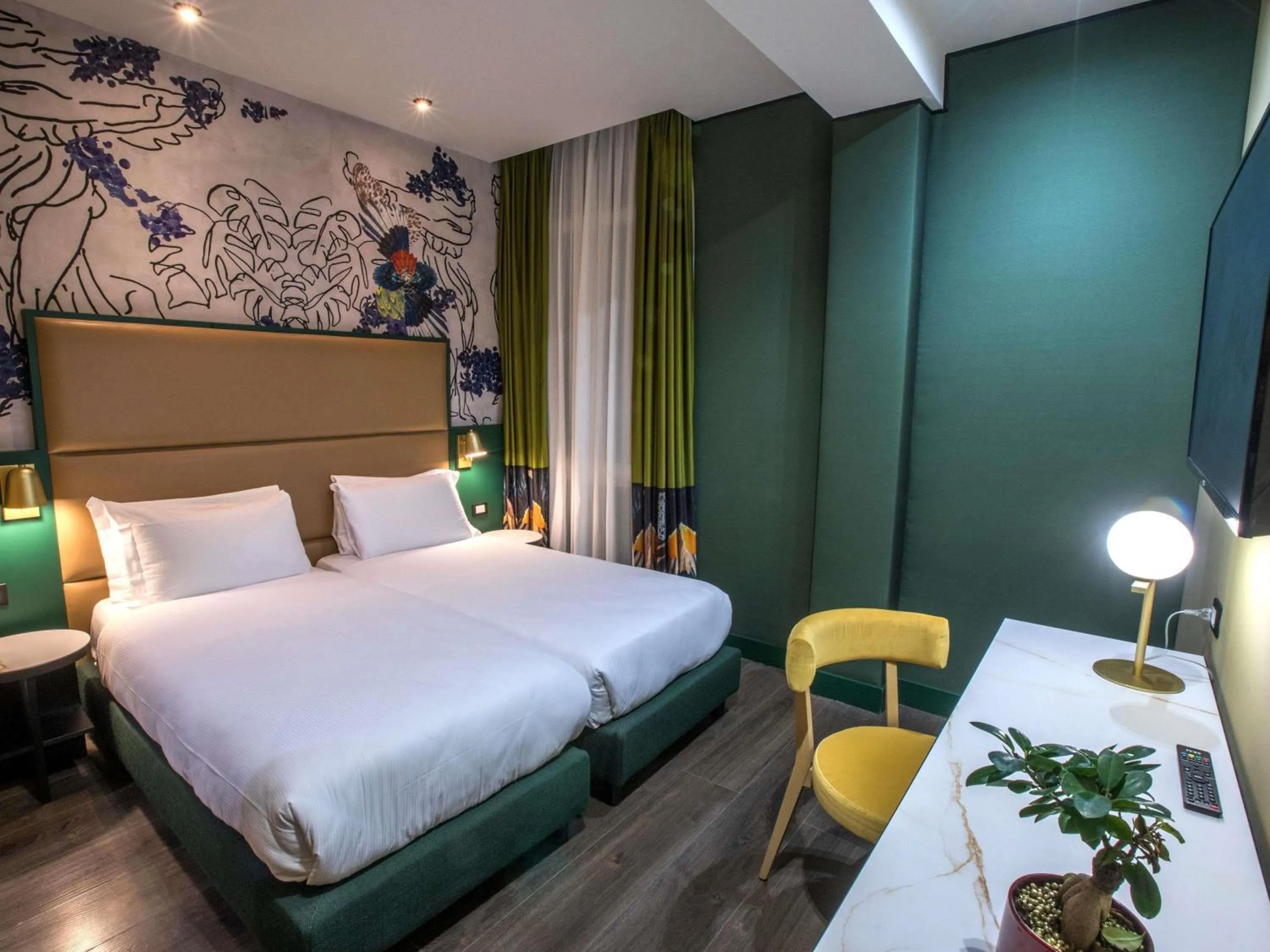 Bedroom, Bed in Mercure Roma Centro Saint John