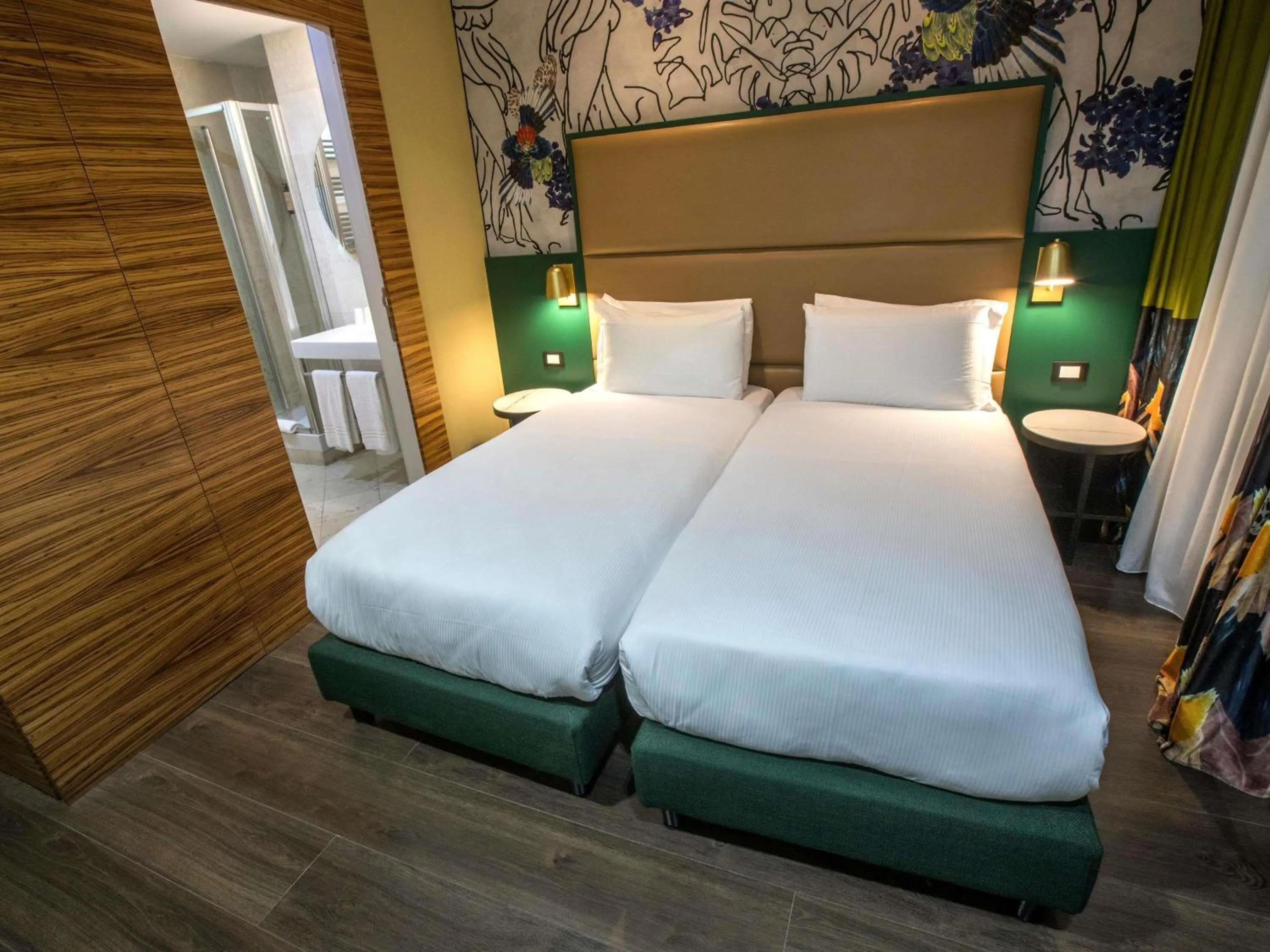 Bedroom, Bed in Mercure Roma Centro Saint John