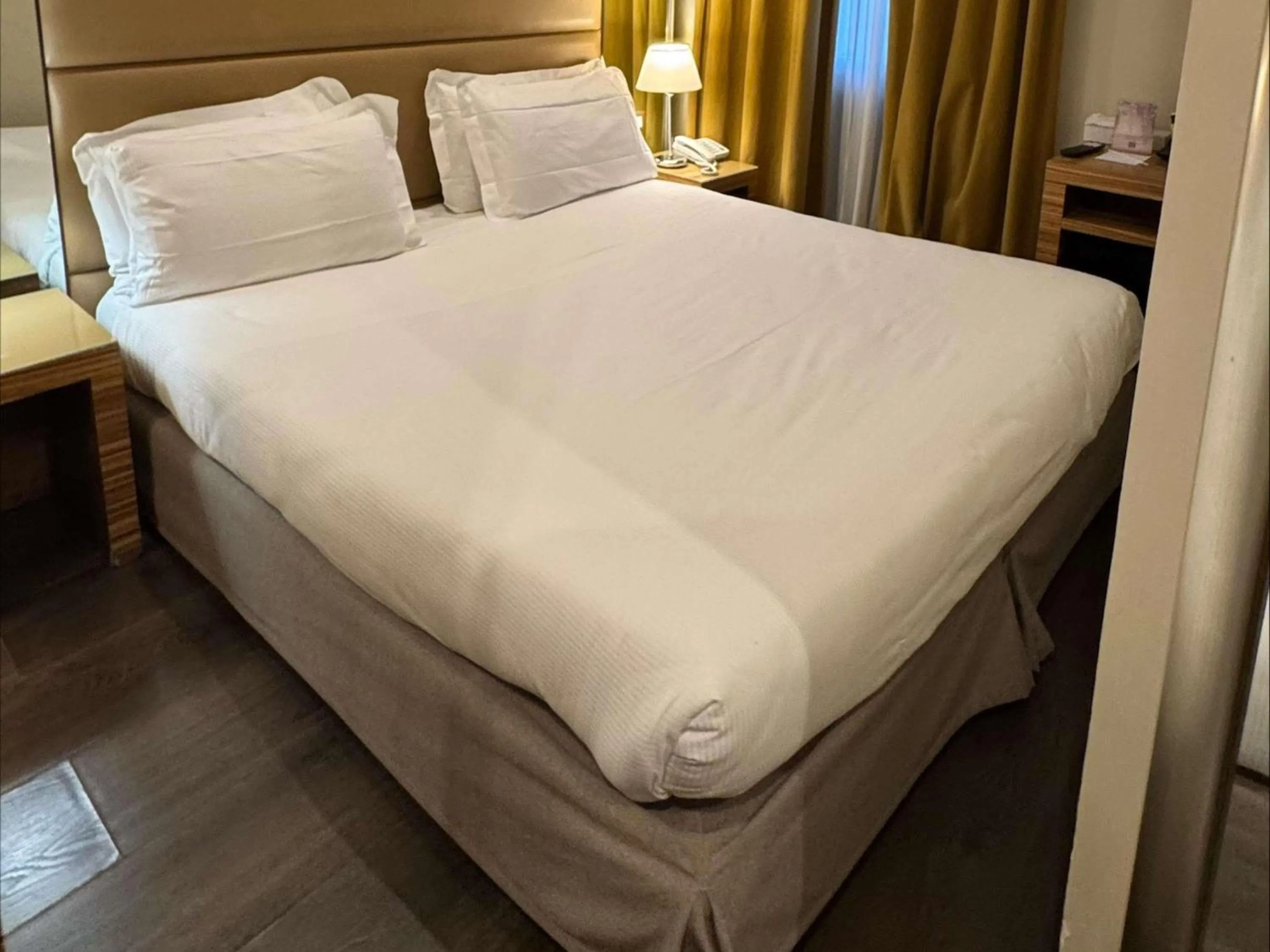 Bedroom, Bed in Mercure Roma Centro Saint John