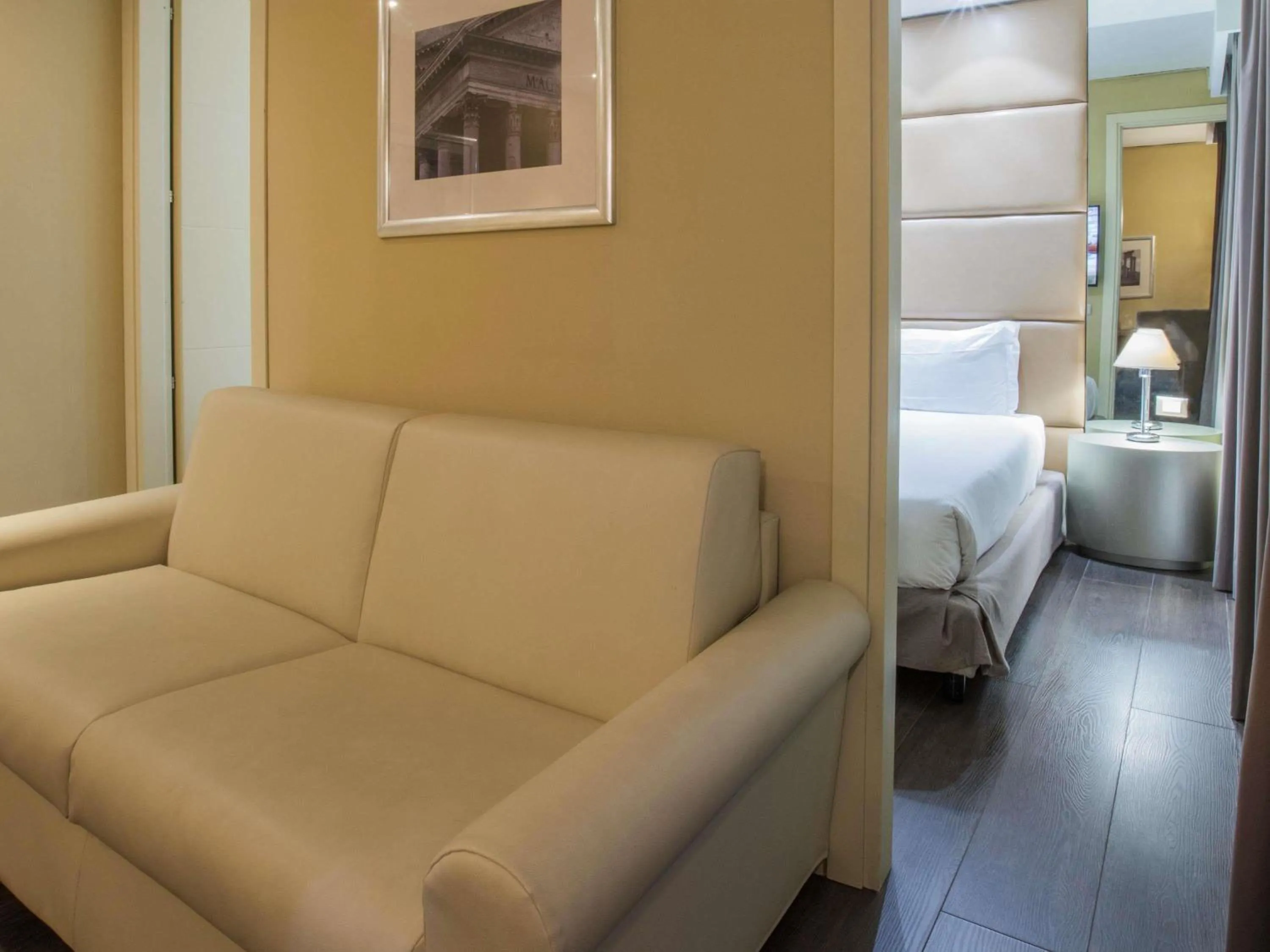 Bedroom, Bed in Mercure Roma Centro Saint John