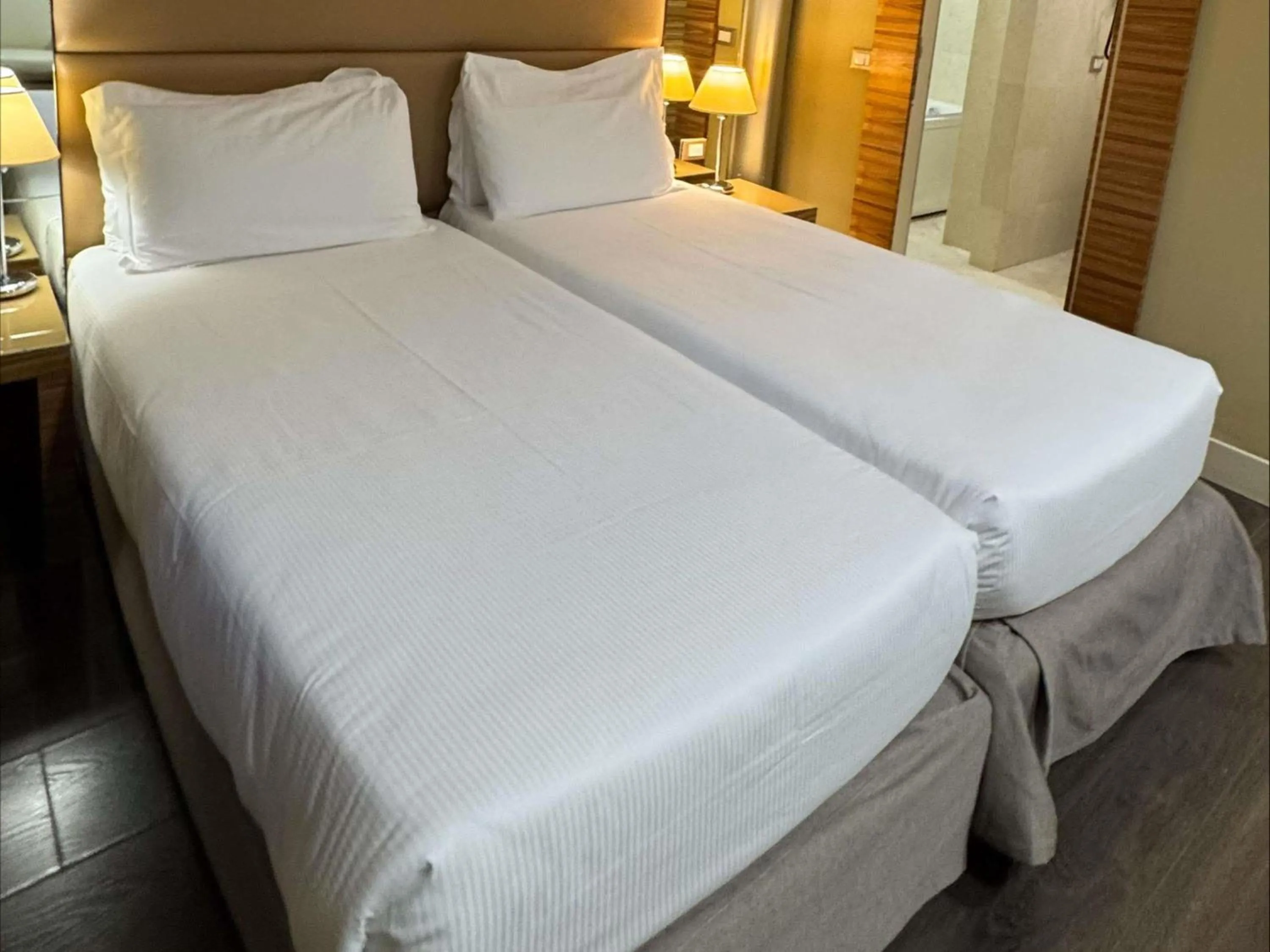 Bedroom, Bed in Mercure Roma Centro Saint John