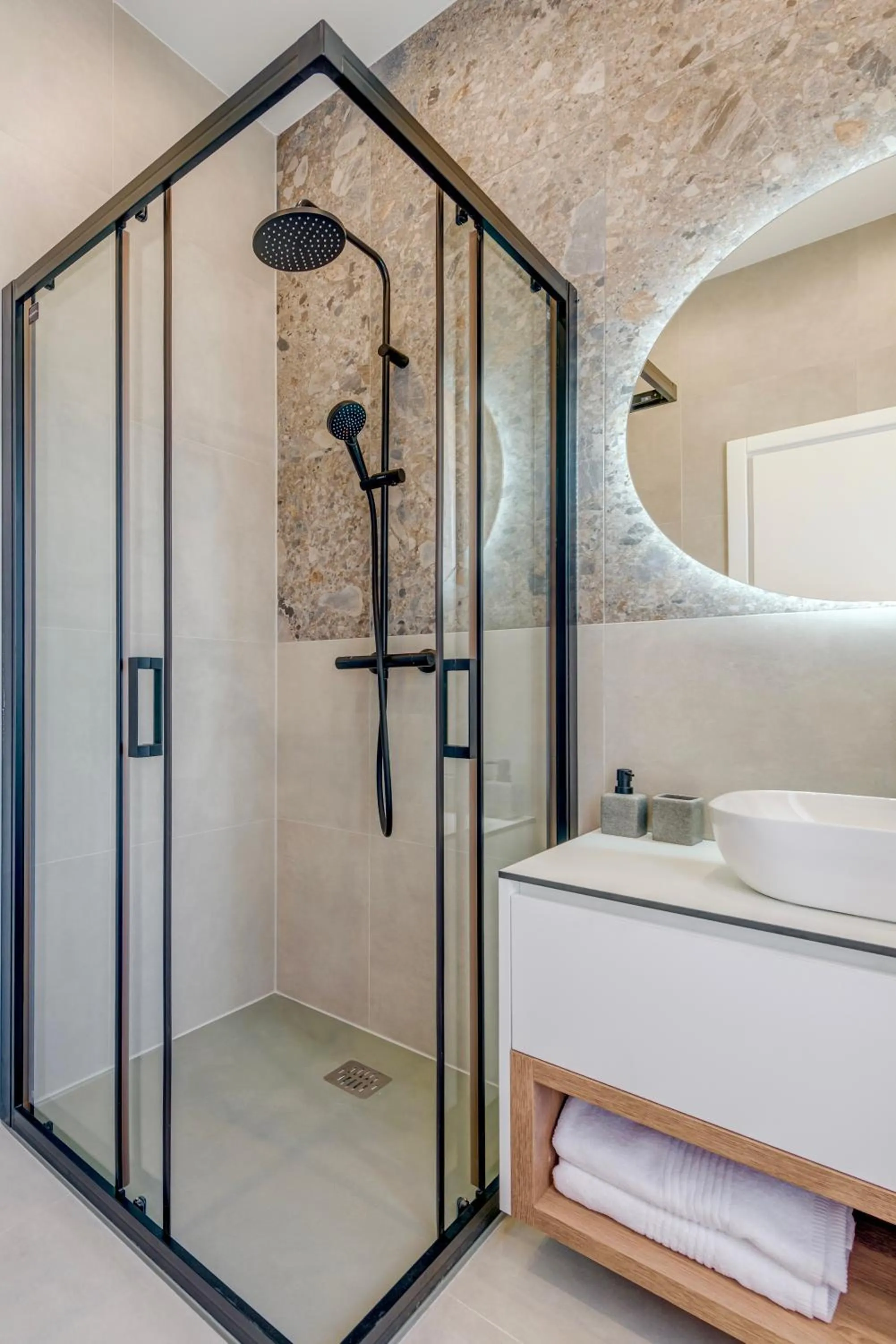 Shower in 48 Rooms Split