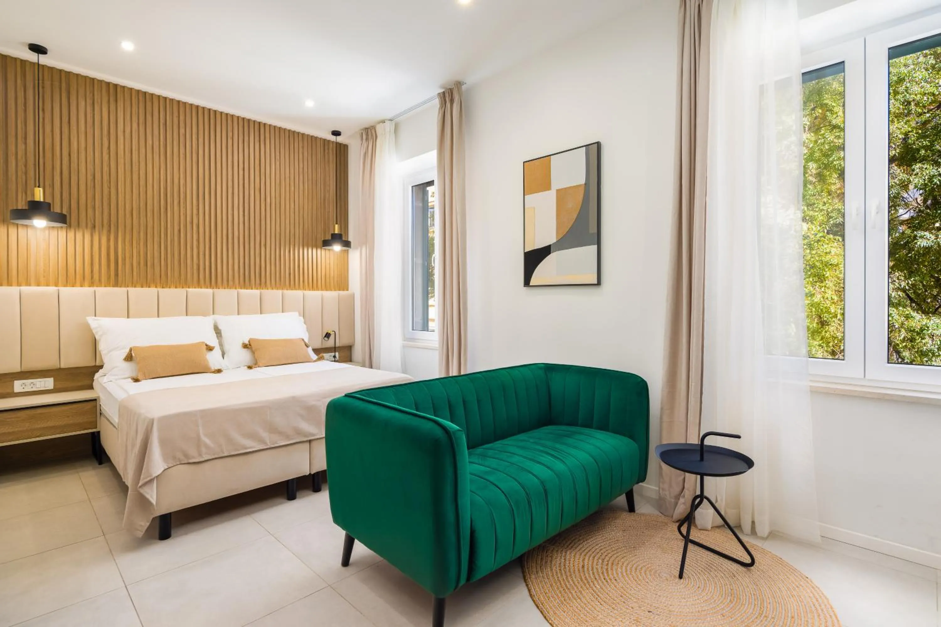 Seating area, Bed in 48 Rooms Split