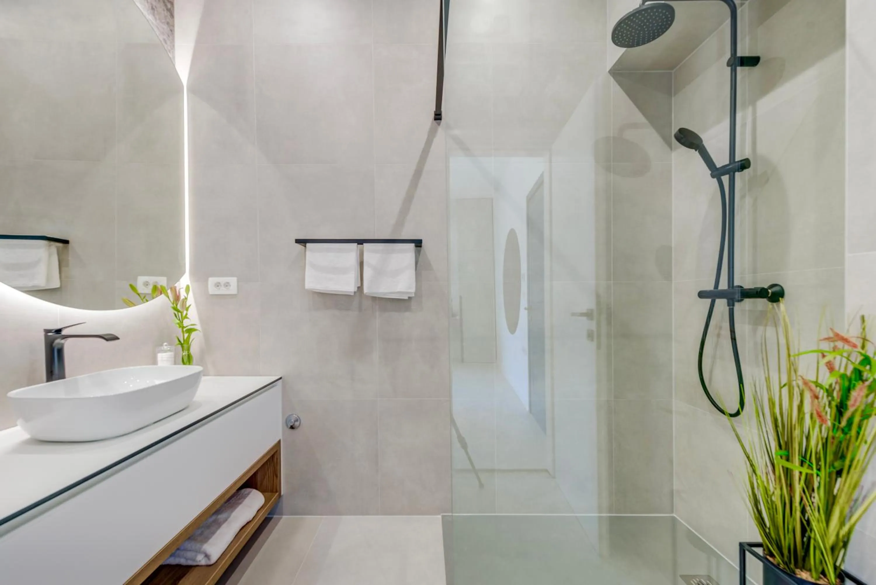 Shower in 48 Rooms Split