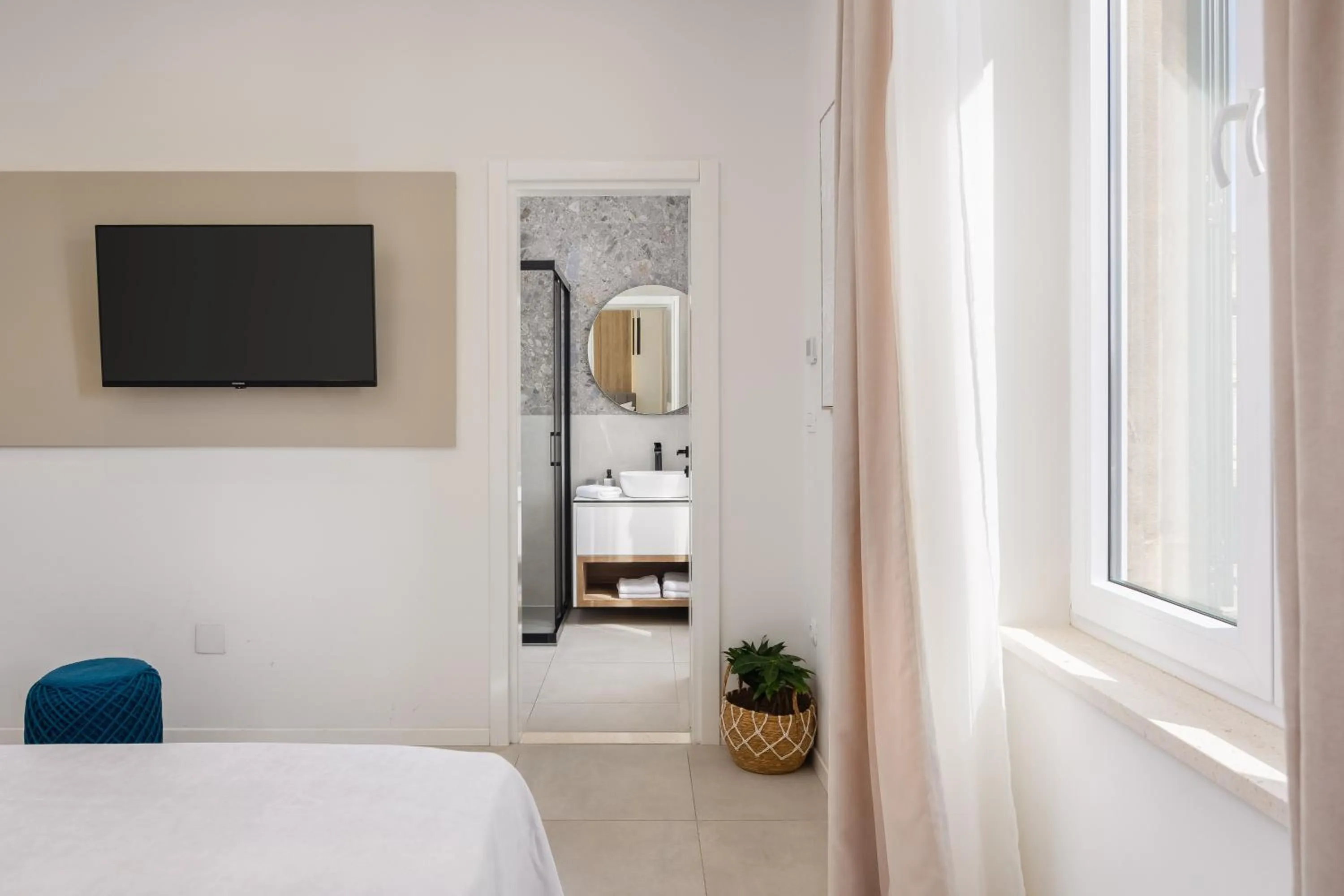 Shower, Bed in 48 Rooms Split