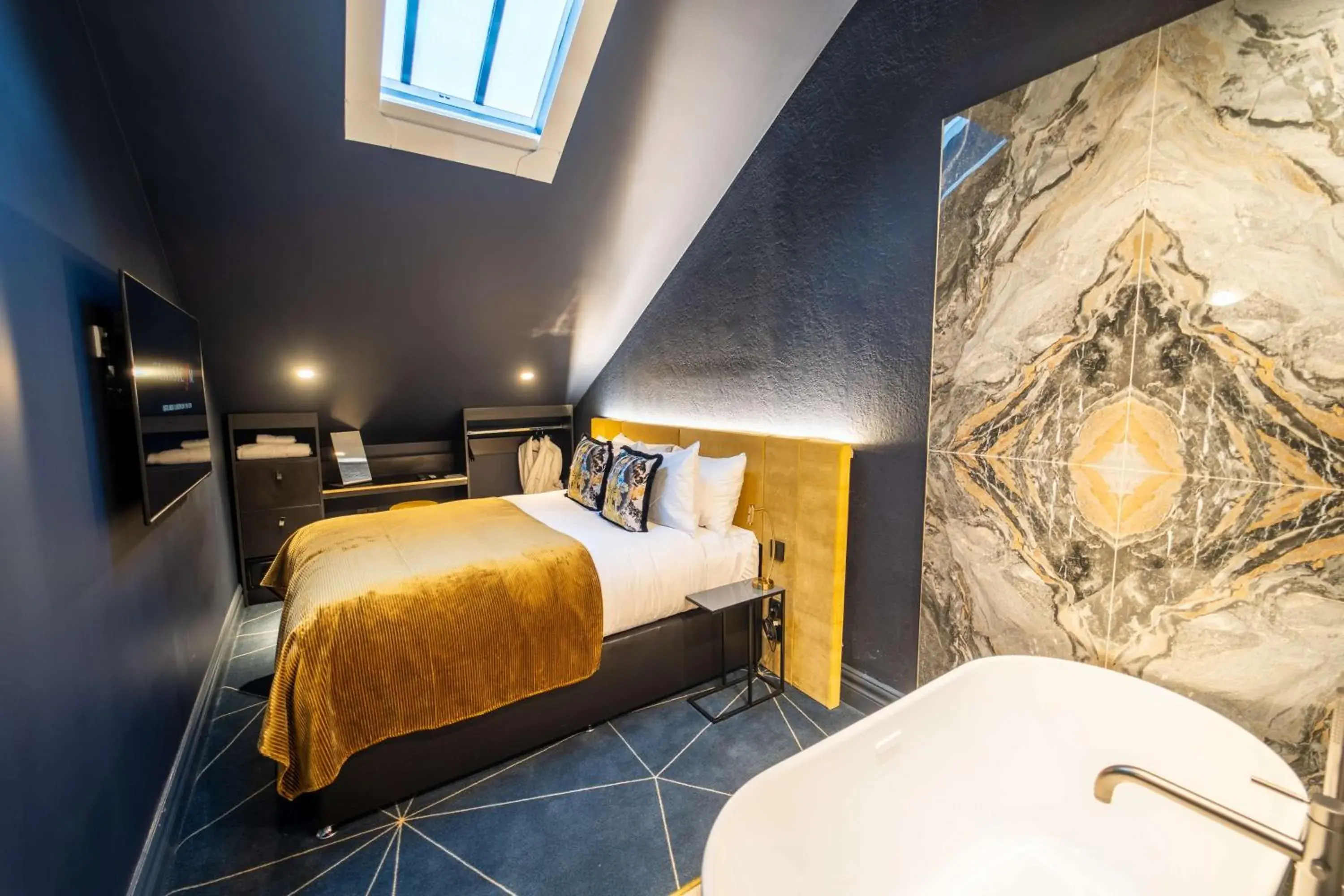 Photo of the whole room, Bed in Forty Seven Hotel Manchester, WorldHotels Crafted Photo of the whole room, Bed in Forty Seven Hotel Manchester, WorldHotels Crafted