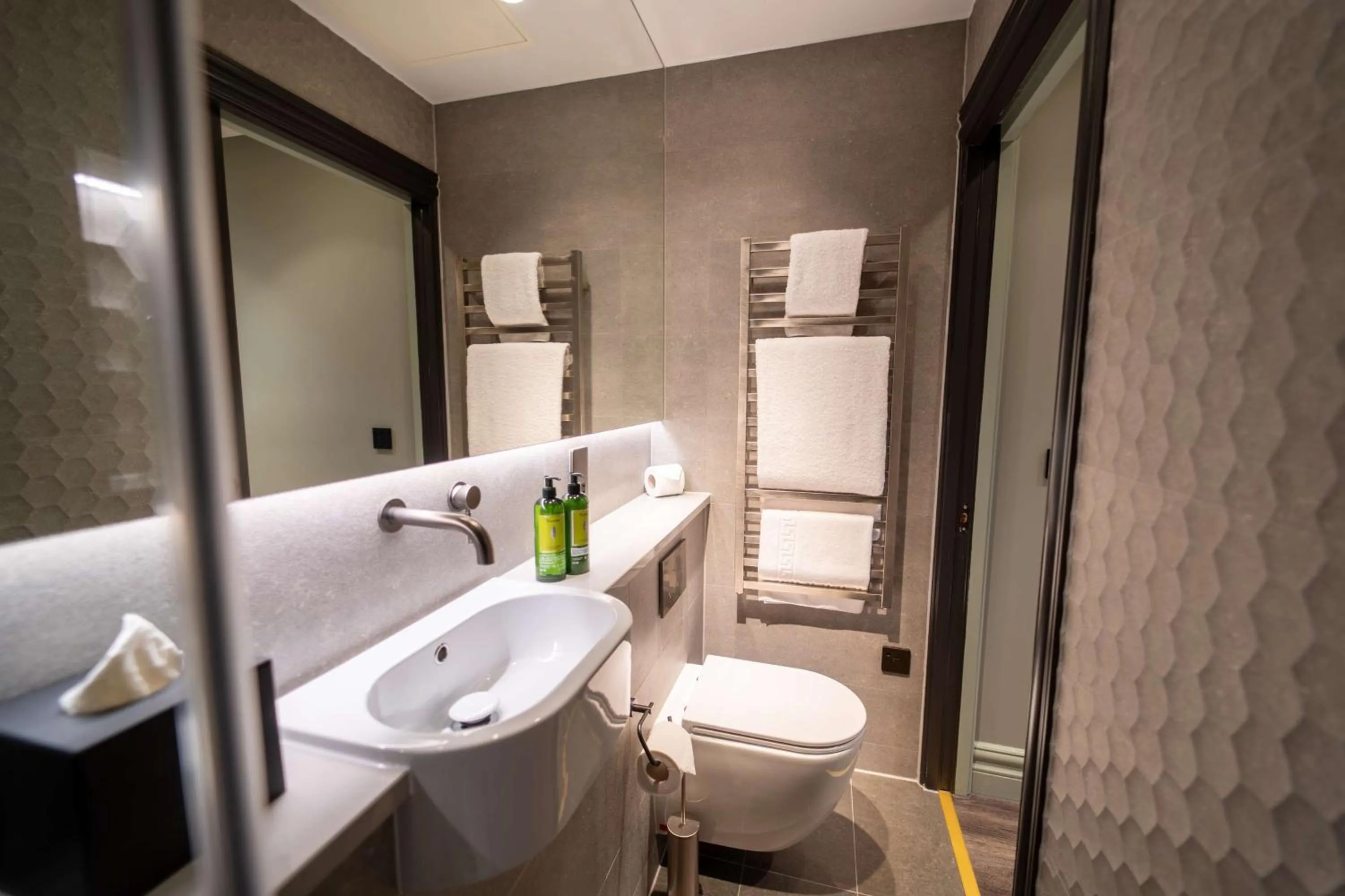 Bathroom in Forty Seven Hotel Manchester, WorldHotels Crafted