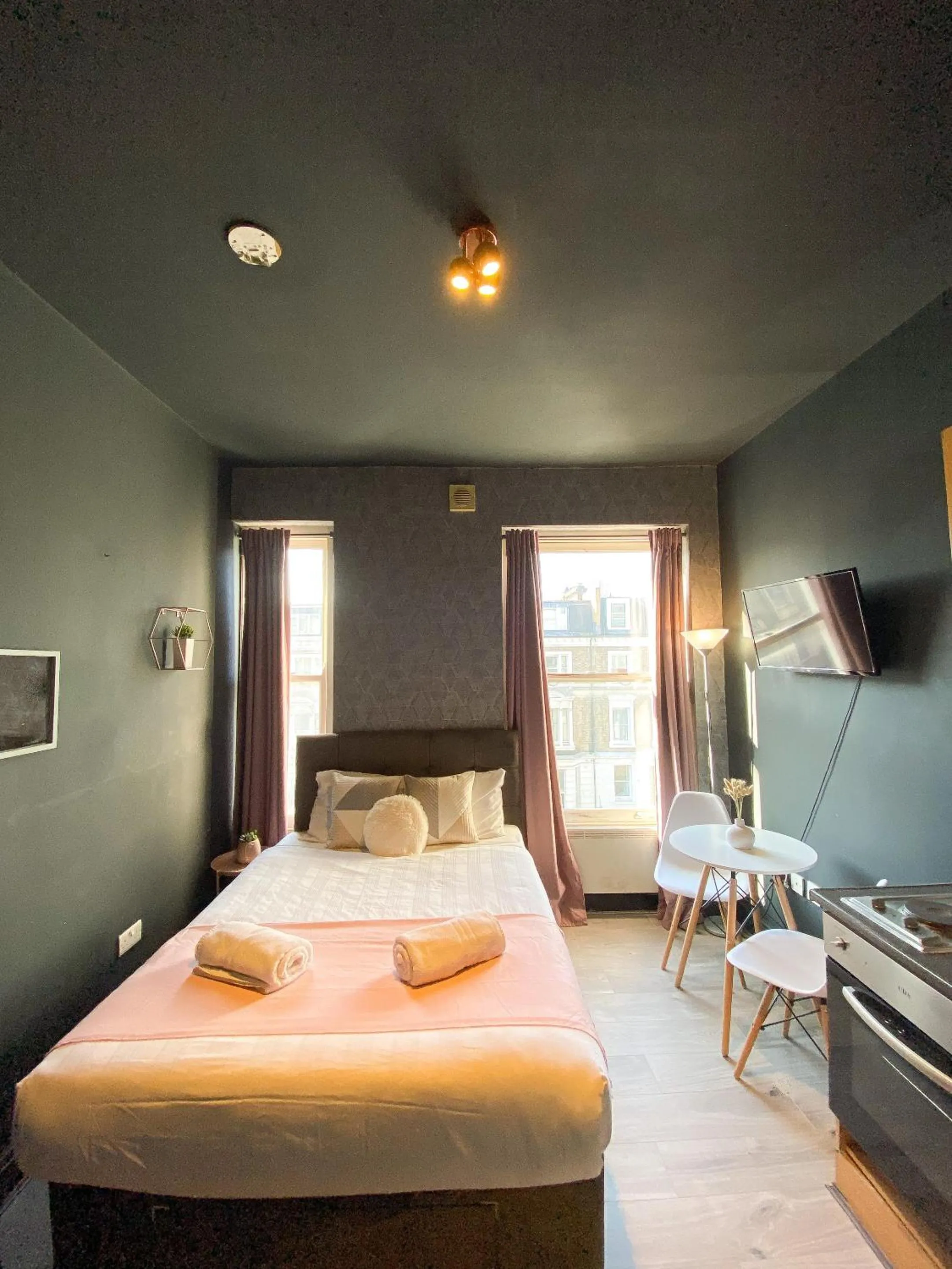 Bedroom, Bed in Holland Road Stays