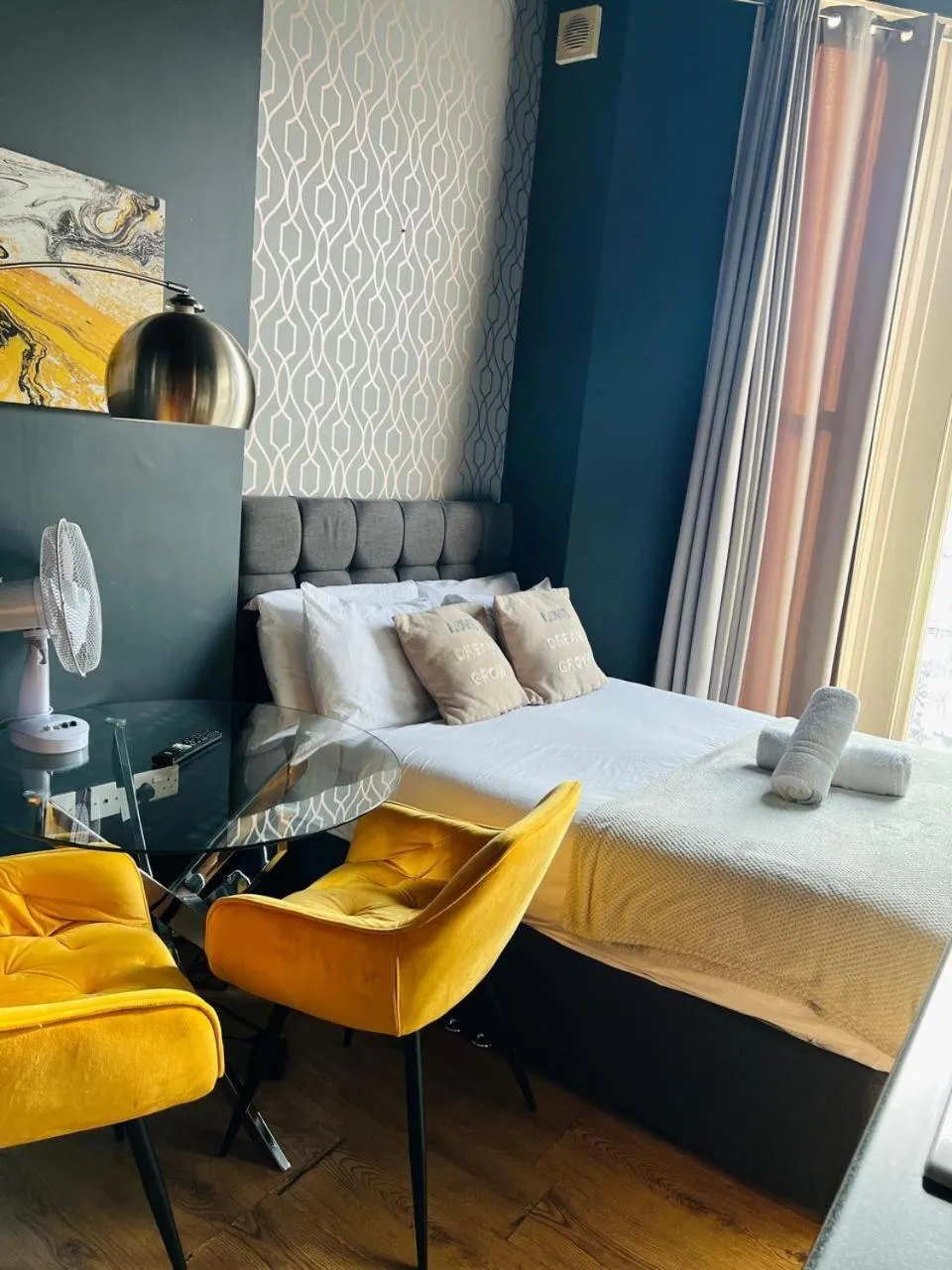 Bedroom, Bed in Holland Road Stays