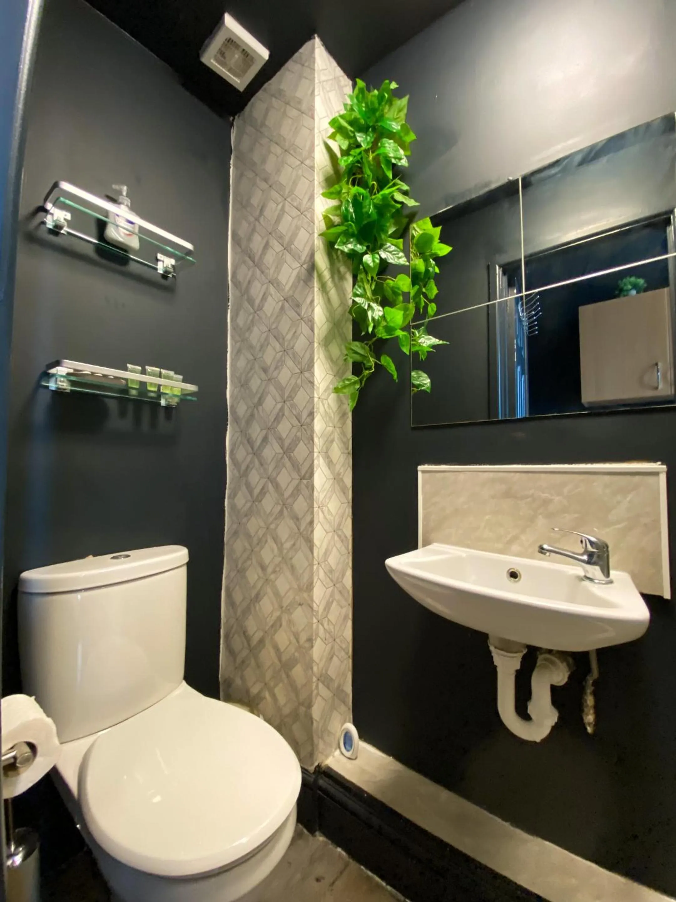 Bathroom in Holland Road Stays