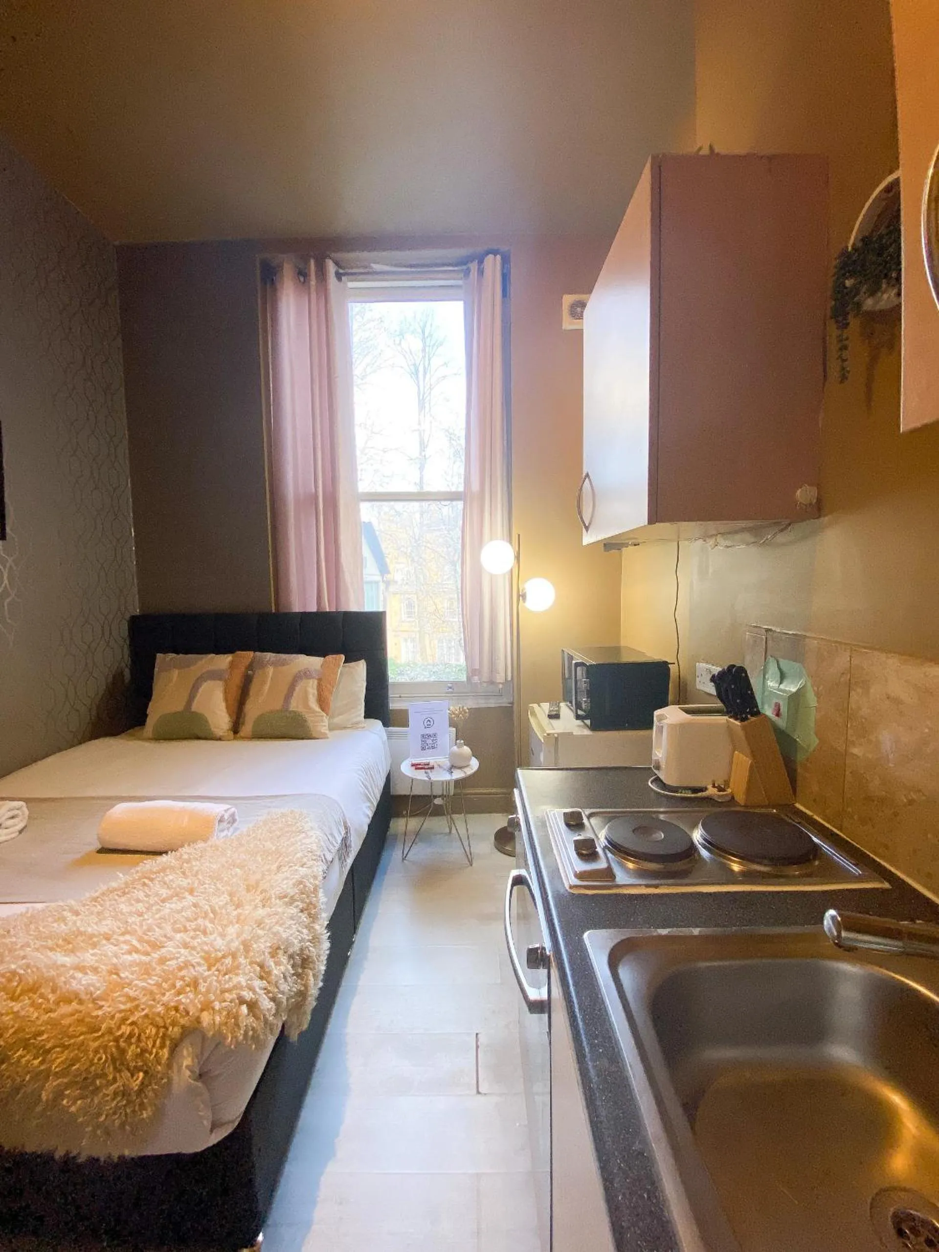 Bedroom, Bed in Holland Road Stays