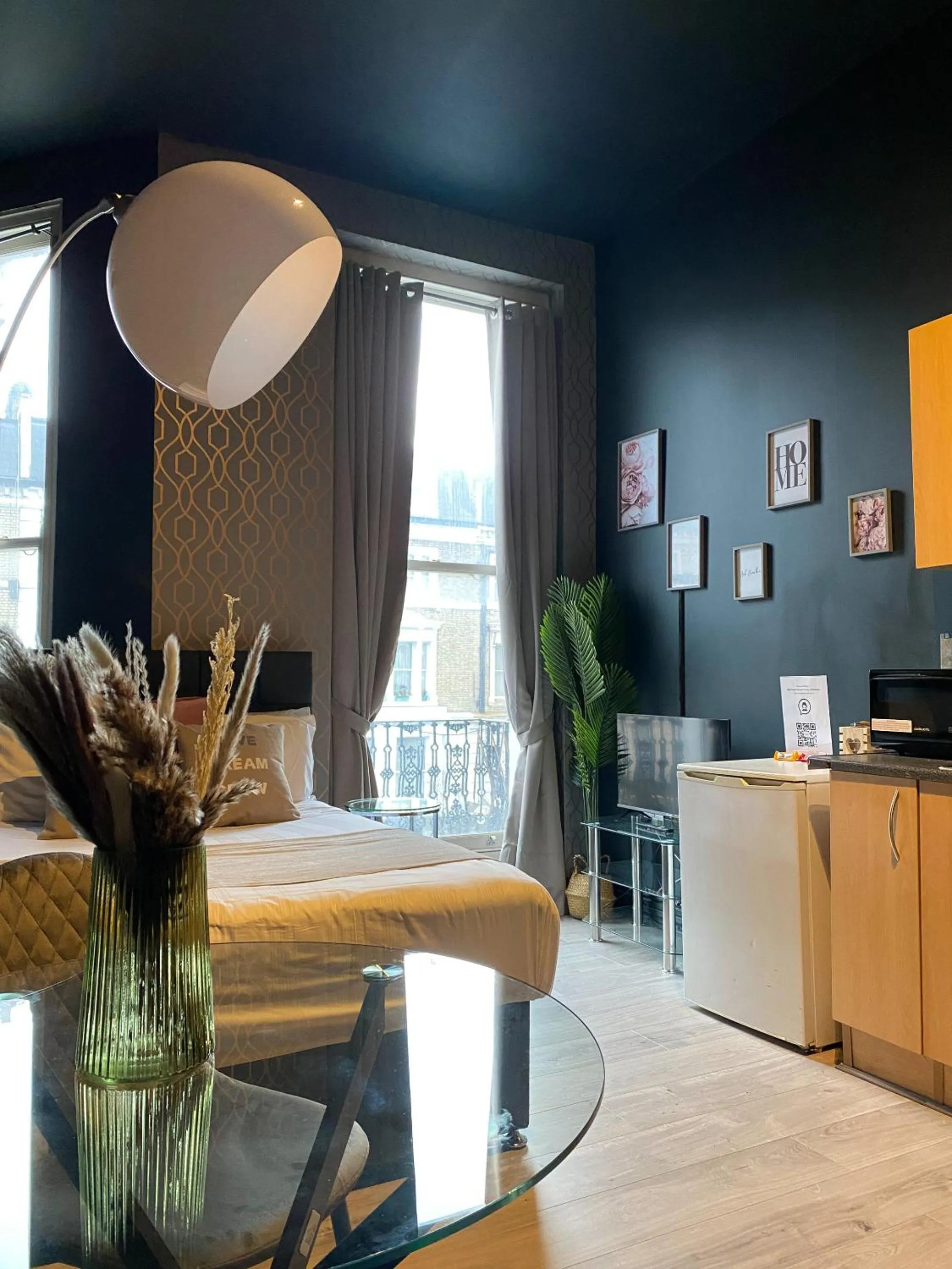 Bedroom in Holland Road Stays