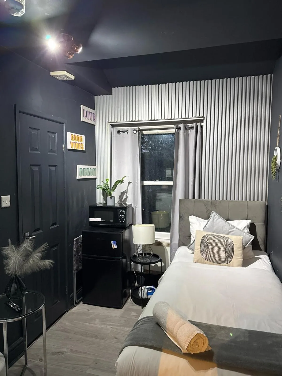 Bedroom, Bed in Holland Road Stays