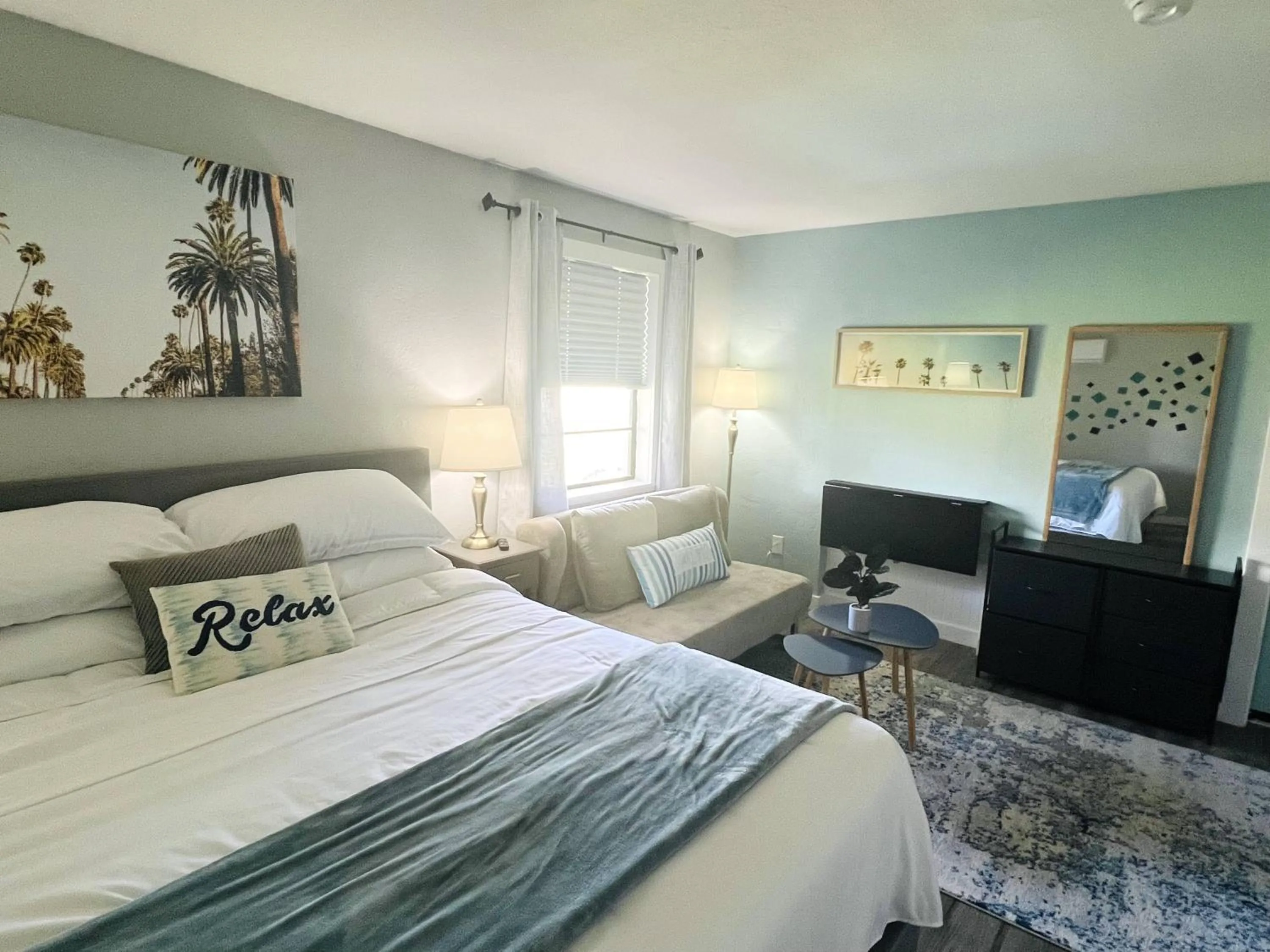 Bedroom, Bed in 1915 Beach Club