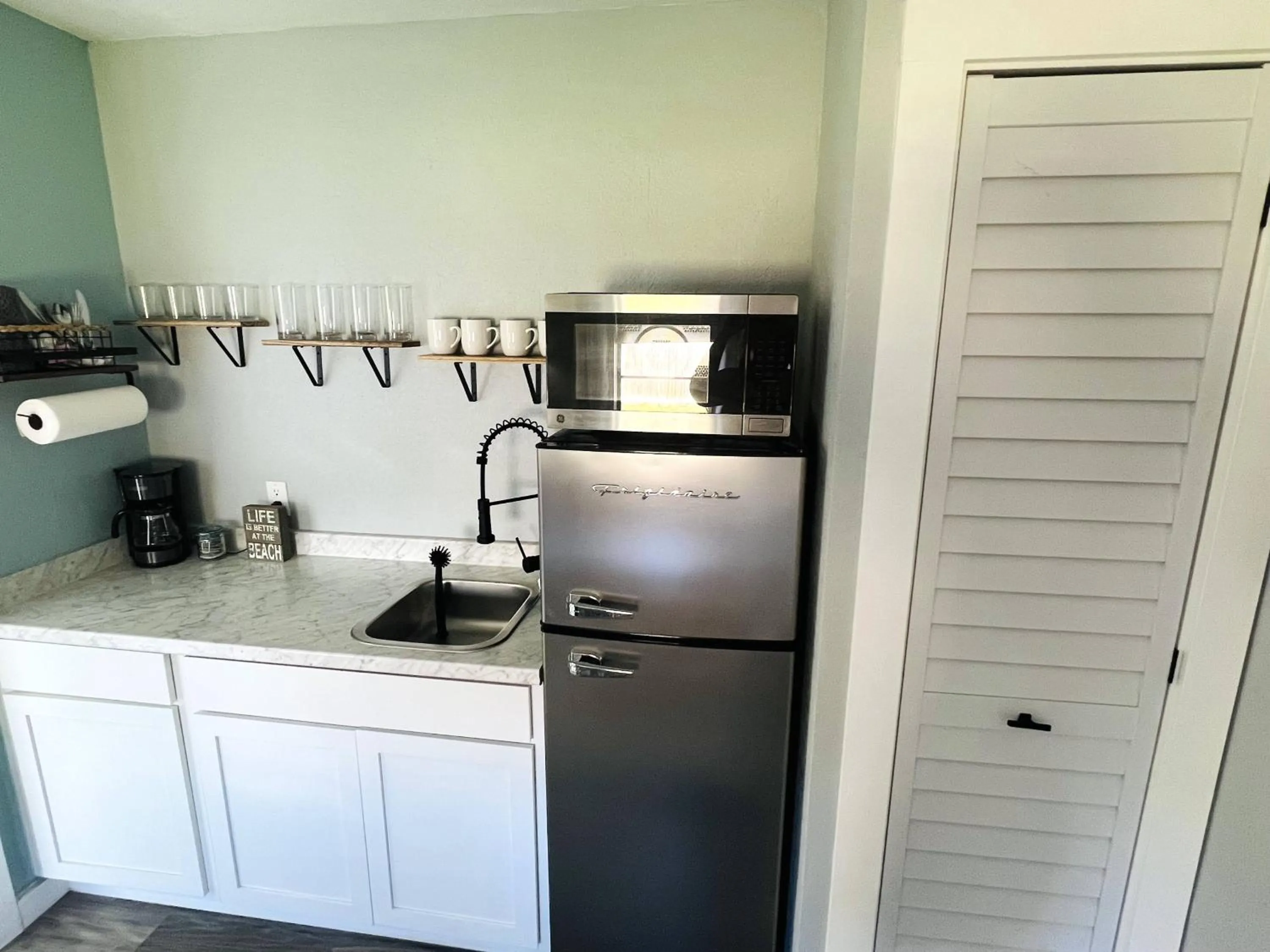 Kitchen or kitchenette in 1915 Beach Club