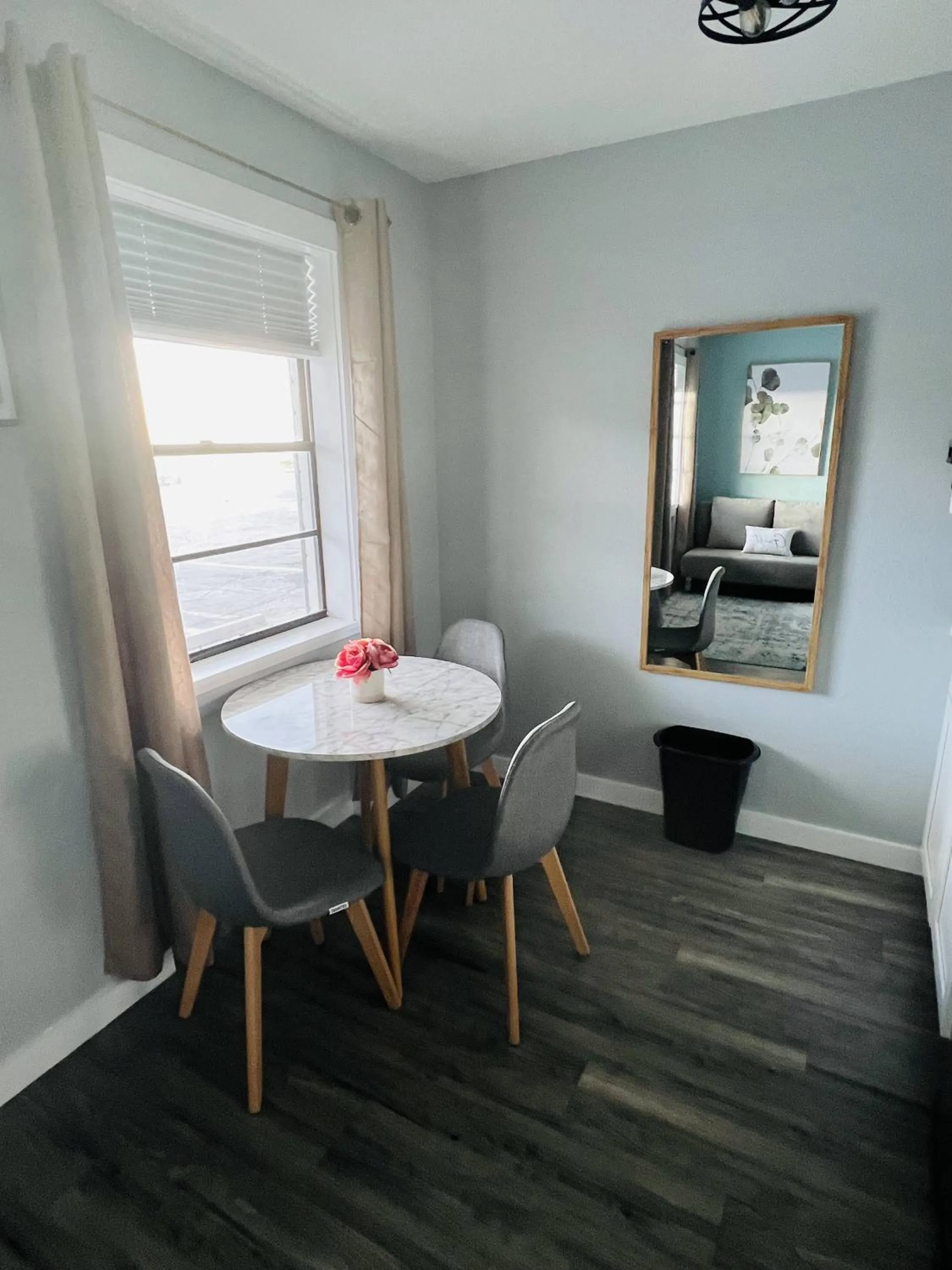 Dining area in 1915 Beach Club