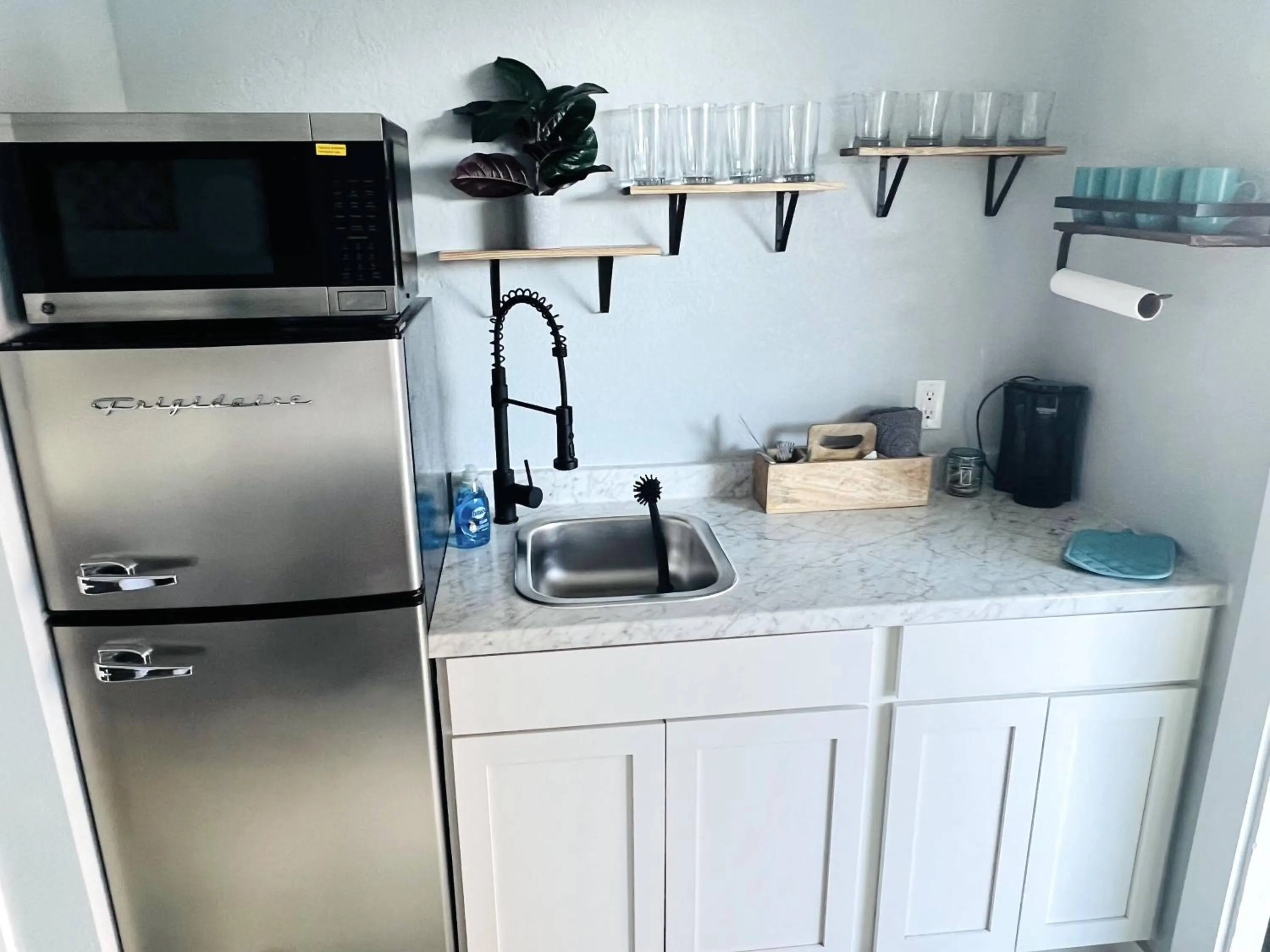 Kitchen or kitchenette in 1915 Beach Club