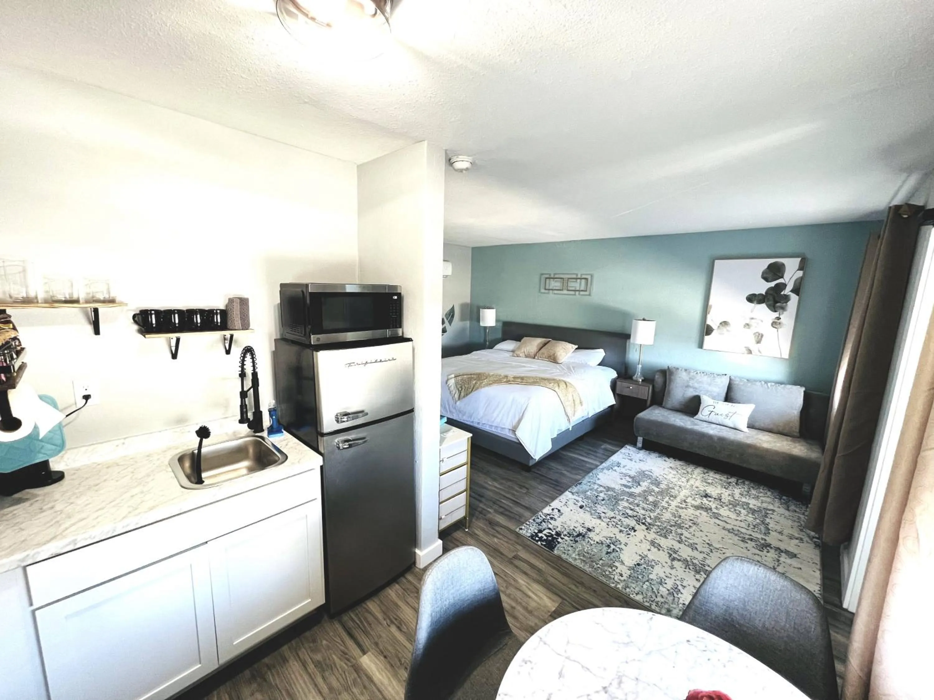 Photo of the whole room, Bed in 1915 Beach Club