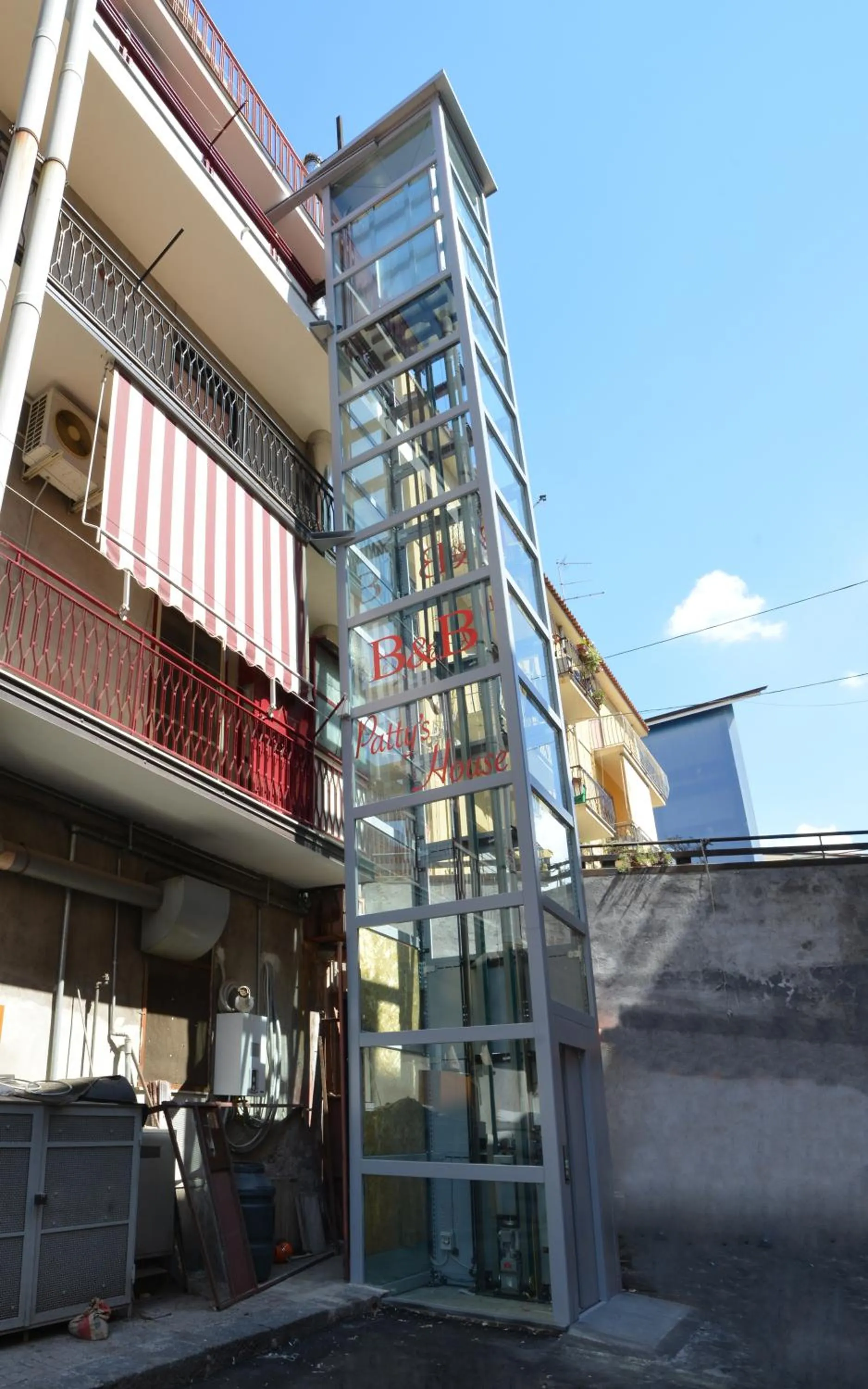 Logo/Certificate/Sign in B&B Patty's House