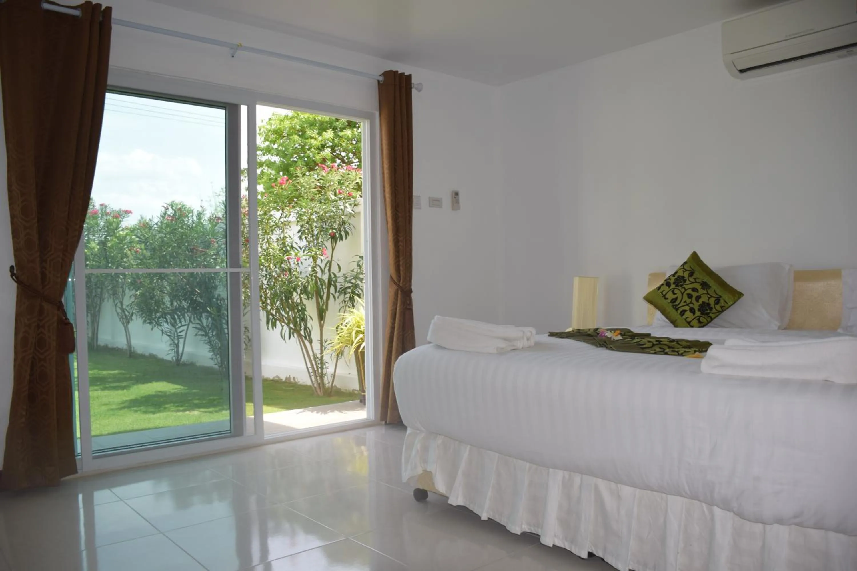 Photo of the whole room, Bed in Sumali Villa