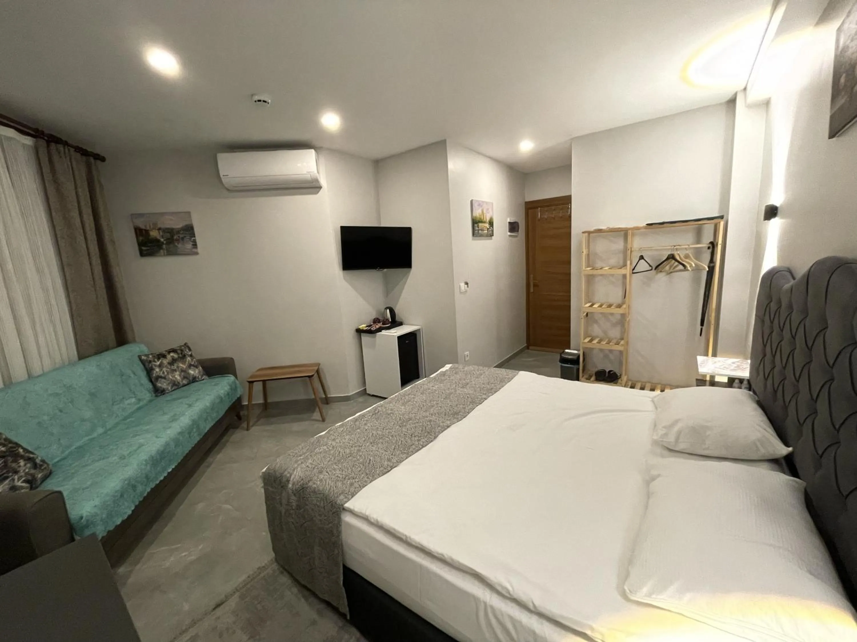 Communal lounge/ TV room, Bed in Turna HOTEL